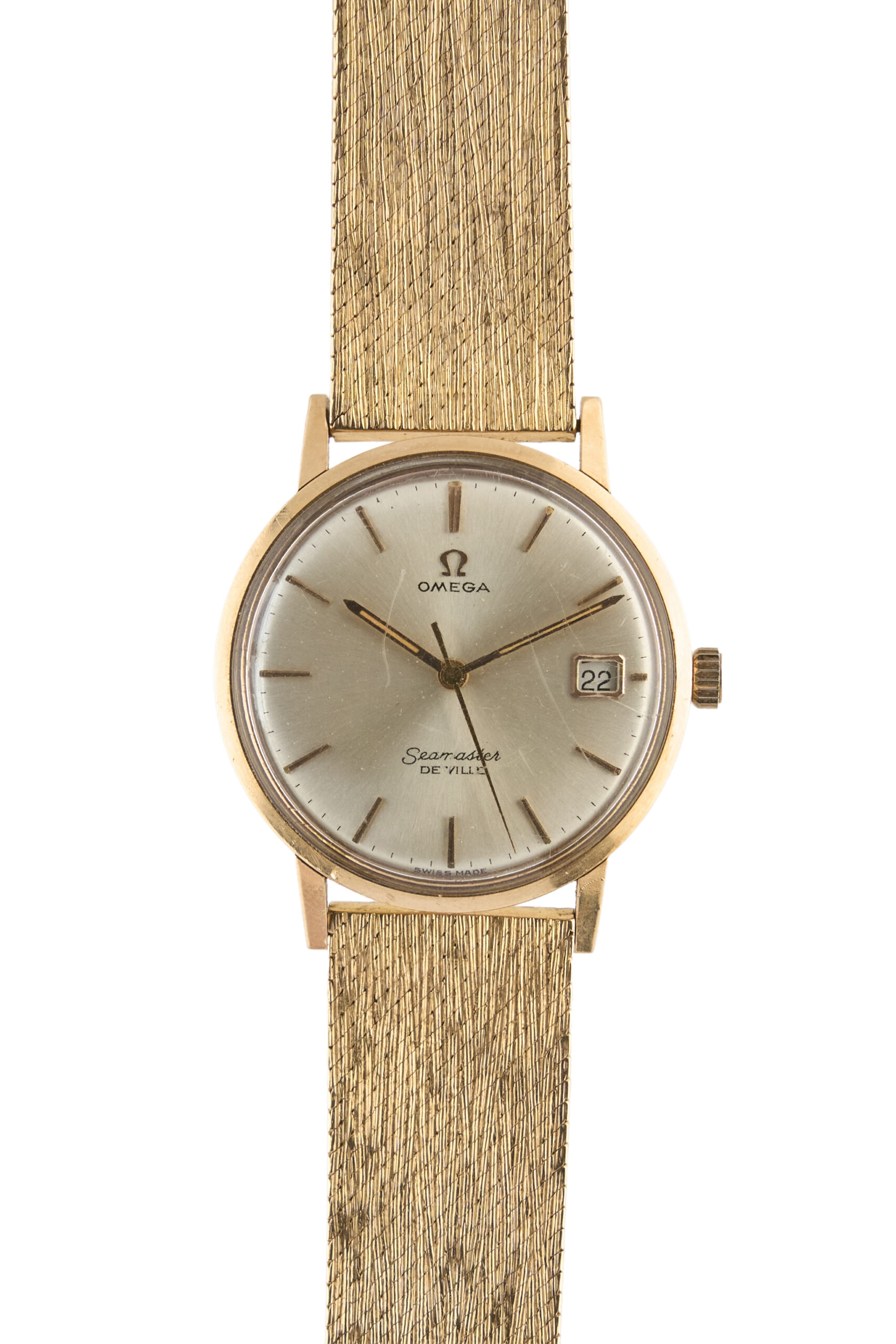 Omega, Description : Seamaster De Ville Montre bracelet de forme ronde Vers 1960 Boitier en or rose 18 carats 750 millièmes signé Cadran argenté à index appliqués, points et aiguilles luminescents, guichet date à 3h Mouvement mécanique à remontage manuel Diamètre: 34mm environ Bracelet en or rose 18 carats 750 millièmes, diamètre: 18mm, poinçon de maitre Gay Frères, taille: 17cm Poids brut: 72.6g, adjugé 5 400 €