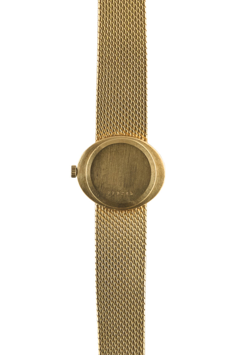 JUVENIA, Vers : 1970 Réf : Montre pour dame de forme elliptique en or 18k finition écorce. Cadran blanc avec index chiffres romains. Verre minéral. Mouvement mécanique à remontage manuel signé JUVENIA calibre 765. Boîtier en or 18k avec fond clippé et numéroté 779245. Diamètre : 23 x 20 mm Bracelet en or 18k finition écorce avec un tour de poignet d’environ 65. Adjugé 4 200 euros