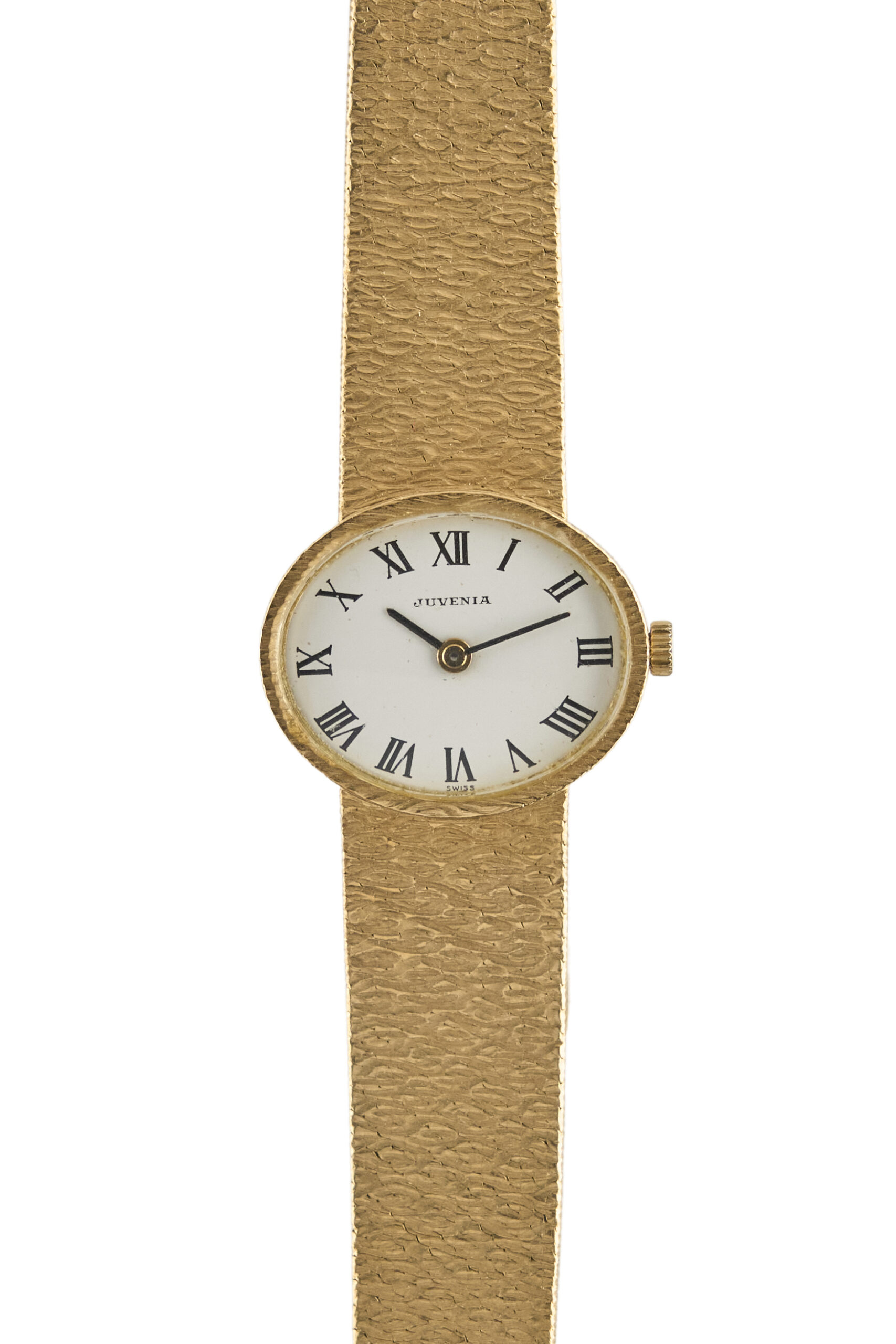 JUVENIA, Vers : 1970 Réf : Montre pour dame de forme elliptique en or 18k finition écorce. Cadran blanc avec index chiffres romains. Verre minéral. Mouvement mécanique à remontage manuel signé JUVENIA calibre 765. Boîtier en or 18k avec fond clippé et numéroté 779245. Diamètre : 23 x 20 mm Bracelet en or 18k finition écorce avec un tour de poignet d’environ 65. Adjugé 4 200 euros