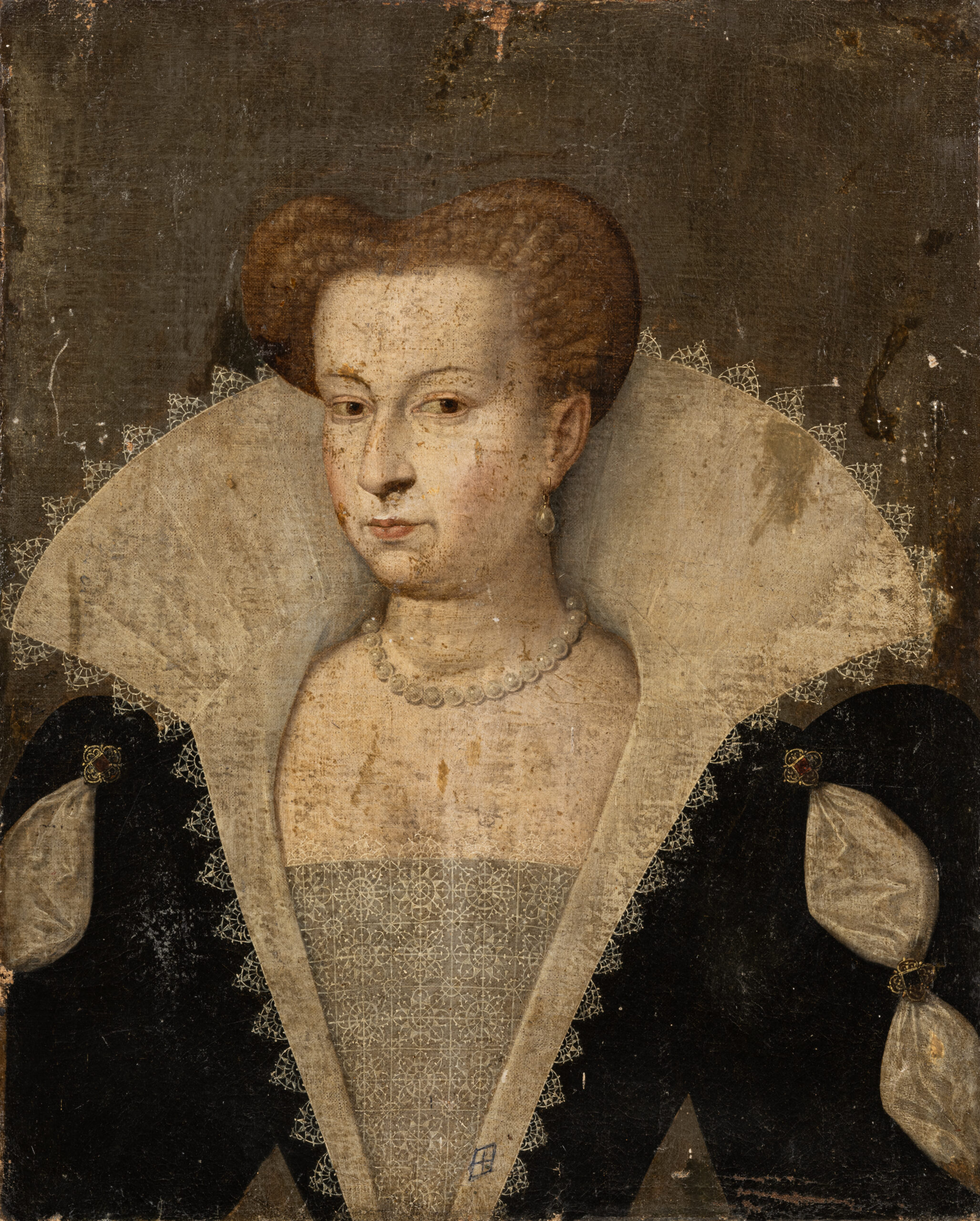 PREEMPTION École française circa 1600., Description : Portrait de Marguerite de France (1553-1615) dite la Reine Margot, épouse du roi Henri IV de France et de Navarre Huile sur toile (rentoilage ancien). Marquée au dos du châssis “Regina de Navarro” et “749”. En l’état (manques, repeints anciens, craquelures). H. 63 x L. 53 cm. Historique Marguerite de France est une princesse de la branche de Valois-Angoulême de la dynastie capétienne, née le 14 mai 1553 à Saint-Germain-en-Laye et morte le 27 mars 1615 à Paris. Elle était fille du roi Henri II et de Catherine de Médicis et la sœur des rois François II, Charles IX et Henri III. Par son mariage avec le roi Henri de Navarre, elle devient reine de Navarre en 1572, puis reine de France en 1589 lorsque son époux accède au trône de France sous le nom de Henri IV. Sur la demande de ce dernier, le pape déclare la nullité de son mariage en 1599. Son mariage, qui devait célébrer la réconciliation des catholiques et des protestants en 1572, fut terni par le massacre de la Saint-Barthélemy six jours après et la reprise des troubles religieux qui suivirent. Elle-même participa à la fronde des princes pendant la conjuration des Malcontents ; ce qui lui valut la rancœur de son frère le roi Henri III. Dans le conflit qui opposa ce dernier aux Malcontents, elle prit parti pour François d'Alençon, leur frère cadet. En tant qu'épouse du roi de Navarre, elle essaya de jouer un rôle pacificateur entre son mari et la Couronne de France. Ballottée entre la cour de France et la cour de Navarre, elle s'efforça de mener une vie conjugale heureuse, mais la stérilité de son couple et les tensions politiques propres aux guerres de religion eurent raison de son mariage. Malmenée par un frère ombrageux, rejetée par un mari volage et opportuniste, elle choisit en 1585 la voie de l'opposition. Elle prit le parti de la Ligue et fut contrainte de vivre en Auvergne dans un exil qui dura vingt ans. Femme de lettres reconnue, esprit éclairé, mécène généreuse, elle joua un rôle important dans la vie culturelle de la cour, en particulier après son démariage et son retour d'exil en 1605. Elle fut un vecteur de la pensée néoplatonicienne qui prône notamment la suprématie de l'amour platonique sur l'amour physique. Au XIXe siècle, son existence a donné naissance au mythe de la « Reine Margot », d'après le surnom popularisé par Alexandre Dumas dans son roman du même nom. Adjugé 3 500 €