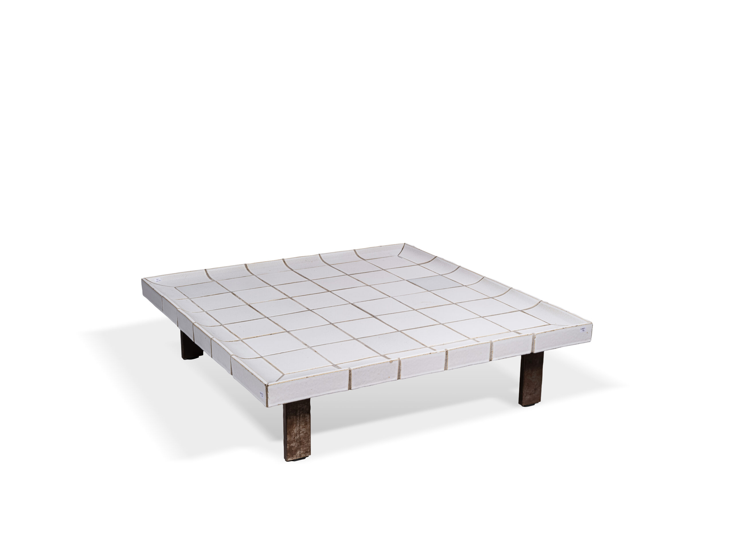 Q0262_0018 - Roger CAPRON (1922 - 2006) - "Cuvette" - Description : Circa 1960 Table basse à plateau rectangulaire composé de carreaux de faïence blanche nuancé et piétement en acier. Signée "R.Capron". 26 x 100 x 100 cm - Adjugé 15 000 €