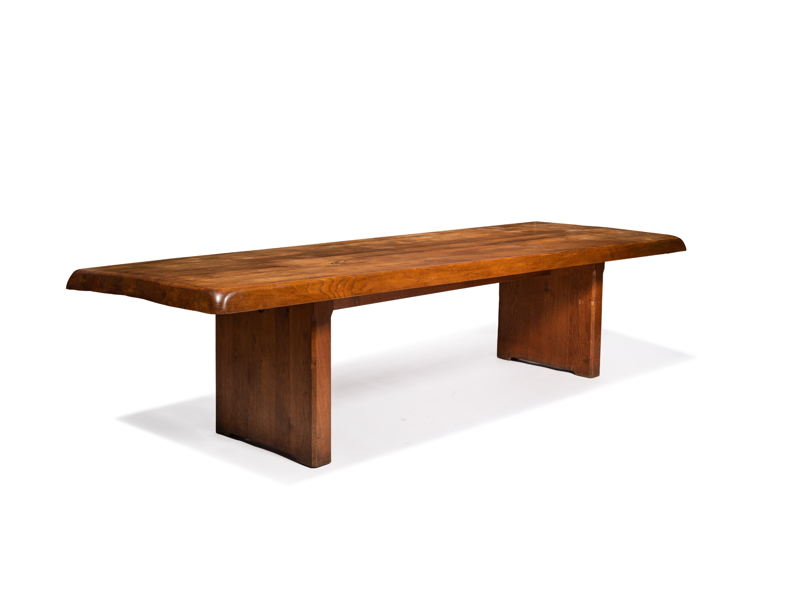 Q0748_0002 - Pierre Chapo - "T20B" - Description : Modèle créé en 1972. Grande table de salle à manger en orme massif. Estampillée sous le plateau. 73 x 312 x 100 cm - Adjugé 28 000 €