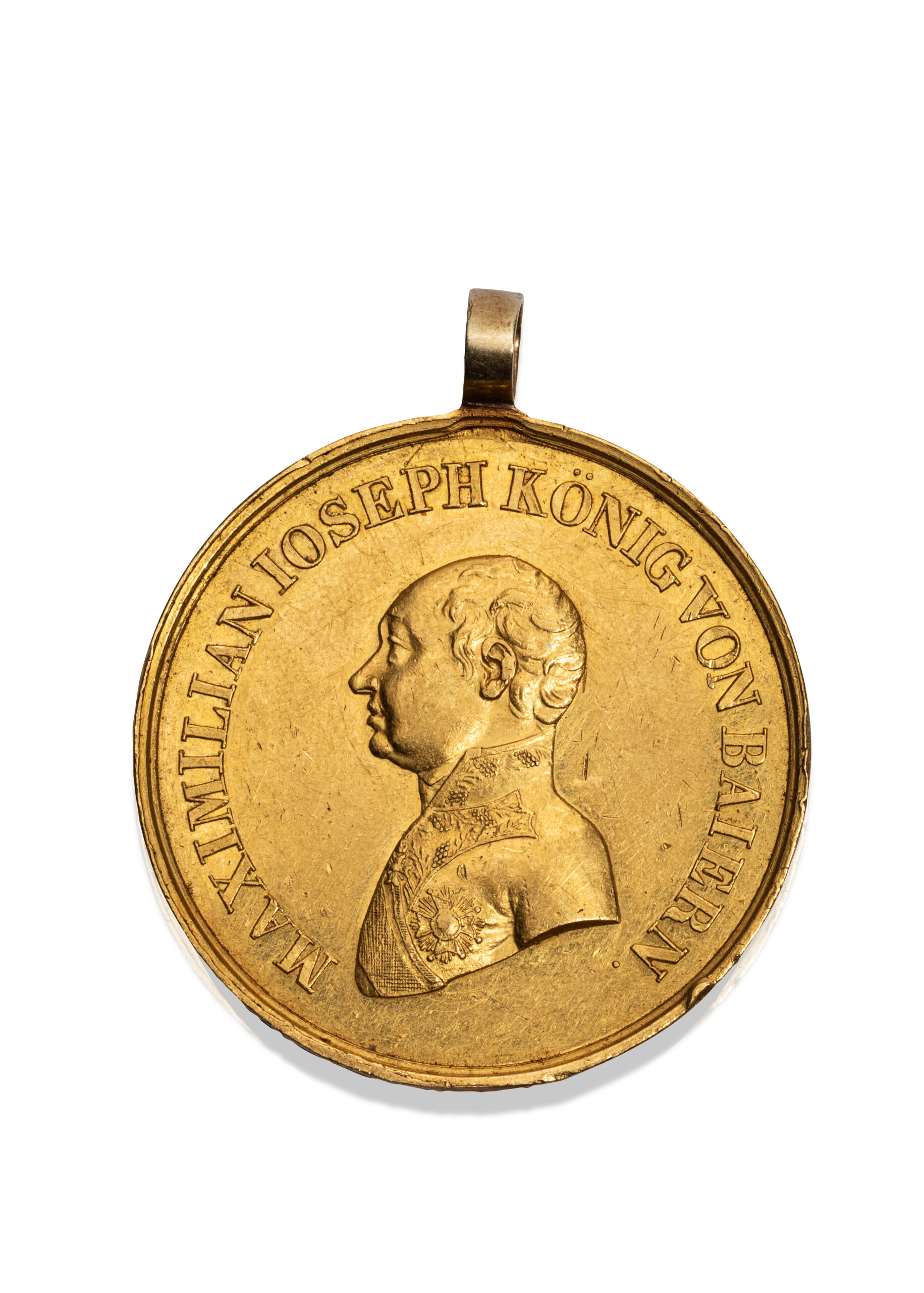 BAVIÈRE, Médaille “Pour le Courage” (Der Tapferkeit), en or (916 millièmes), l’avers au profil gauche du roi Maximilien-Joseph Ier de Bavière (1799-1825), le revers à décor allégorique du lion de Bavière couronné, dressé, armé et soutenant les armes du Royaume de Bavière. Avec bélière en or (585 millièmes), anciennement rapportée. Petites rayures et enfoncement en bordure. Bavière, début du XIXe siècle, 1806-1825. D. 3,5 cm. Poids brut : 21,0 g. Adjugé 5 000 €