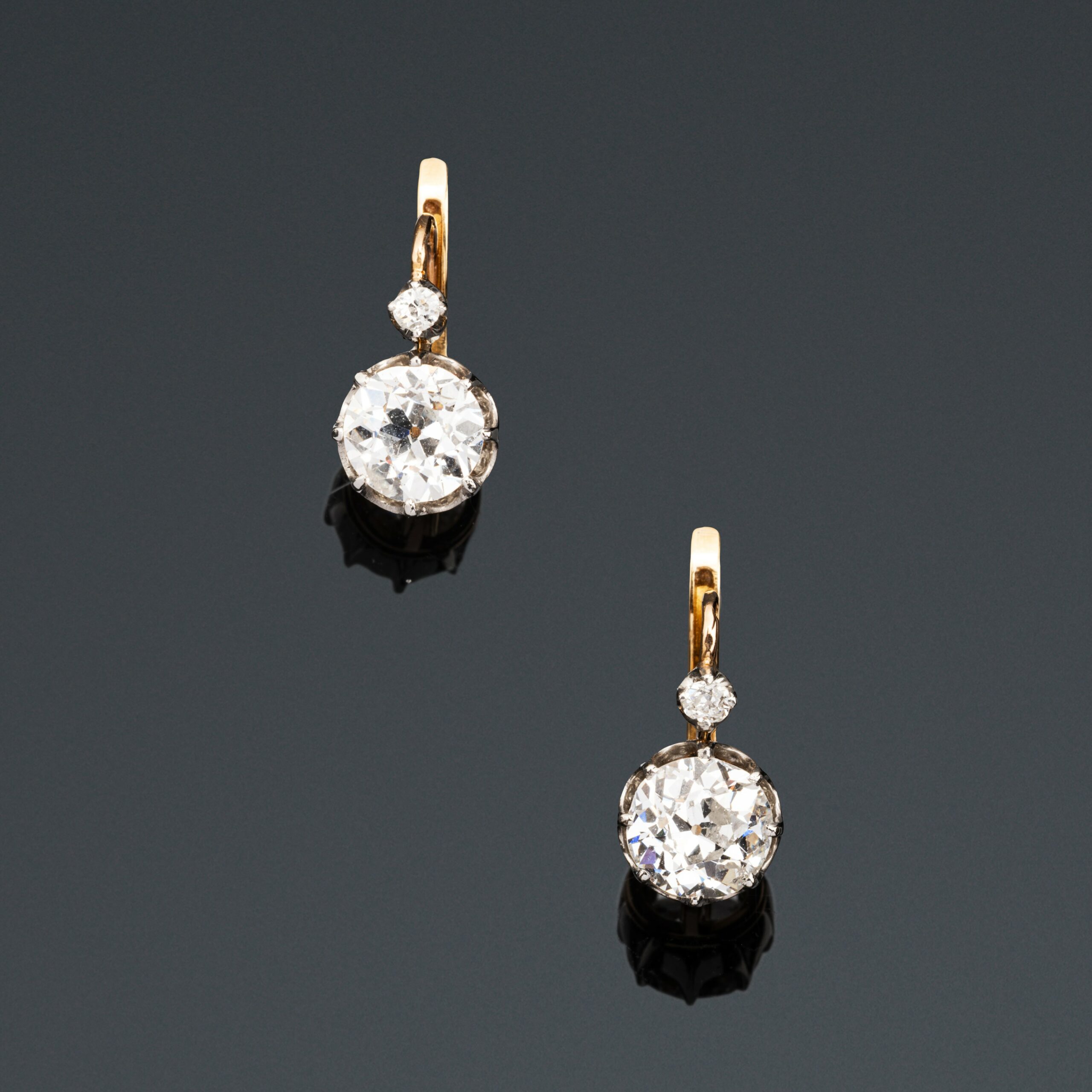 Dormeuses diamants, Paire de dormeuses en or jaune 18k (750 millièmes), chacune sertie d'un diamant principal de 2 carats environ, surmonté d'un diamant plus petit. Travail français vers 1900. Ecrin probablement d'origine. Poids brut : 5,4 g. Adjugé 8 500 €