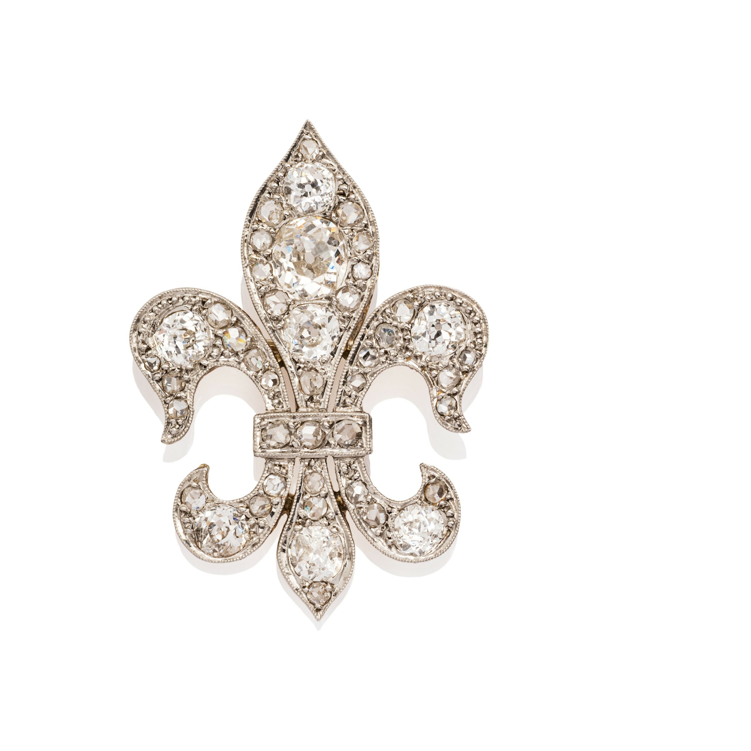 Broche fleur de lys diamants, Broche en platine (950 millièmes) et or gris 18k (750 millièmes) figurant une fleur de lys, entièrement sertie de diamants taille ancienne et taille rose. Travail français vers 1900-1910. Poinçon de maître de Henri Grandjean. Poids brut : 6,6 g. Dim.: 3,5 x 2,6 cm, adjugé 4 500 €