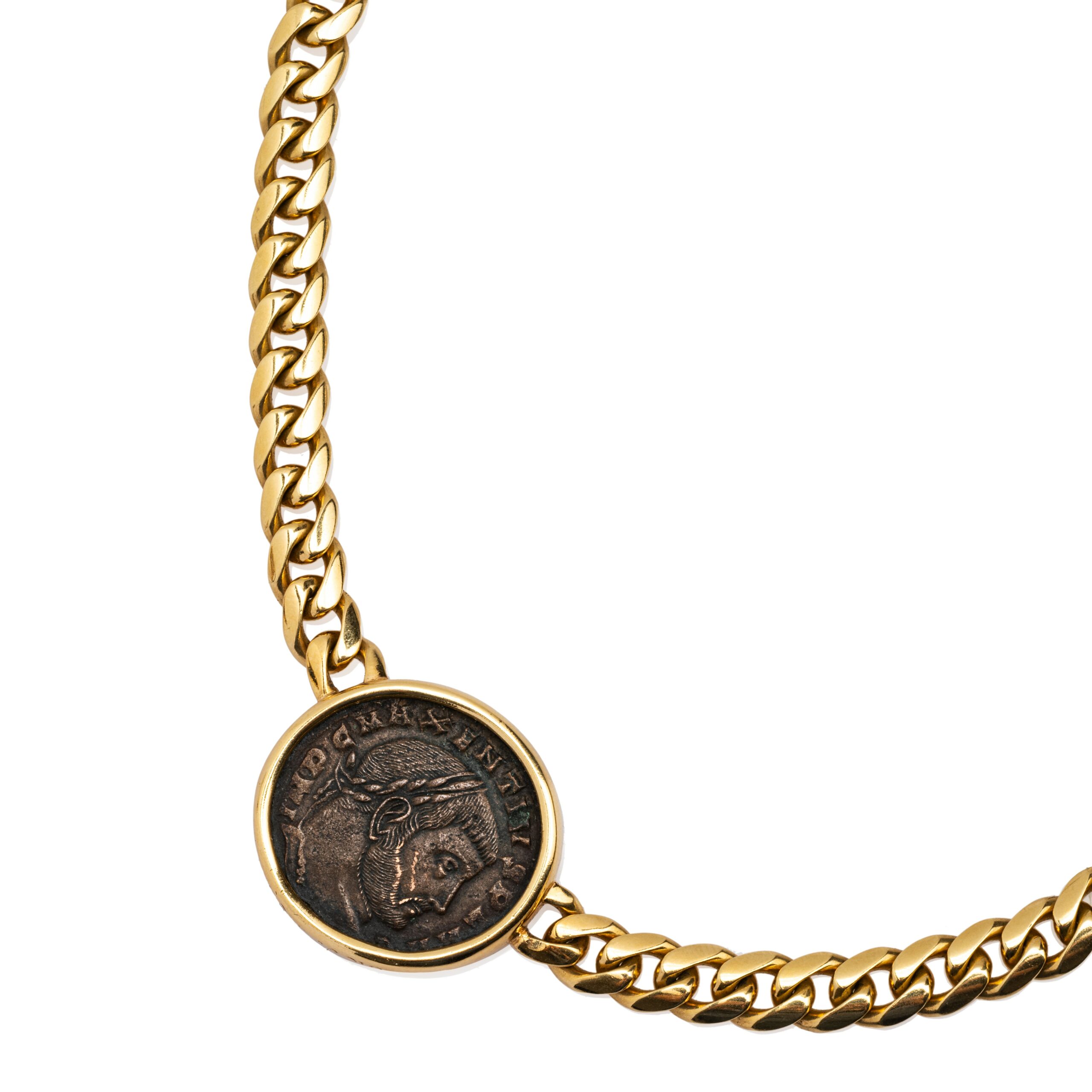 Dans le goût de BULGARI, Collier en or jaune 18k (750 millièmes) composé d'une pièce en bronze dans le goût de l'antique, tour de cou formé d'une maille gourmette. Poids brut : 78 g. Long.: 39 cm, Adjugé 5 500 €