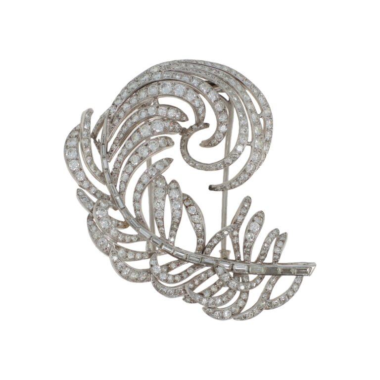 BOUCHERON, Broche en platine (950 millièmes) et or gris 18k (750 millièmes) figurant une généreuse plume, sertie de diamants taille brillant et 8x8, la tige centrale sertie de diamants baguettes. Signée. Poids brut : 30,9 g. Dim.: 6 x 5,1 cm. Adjugé 15 000 €