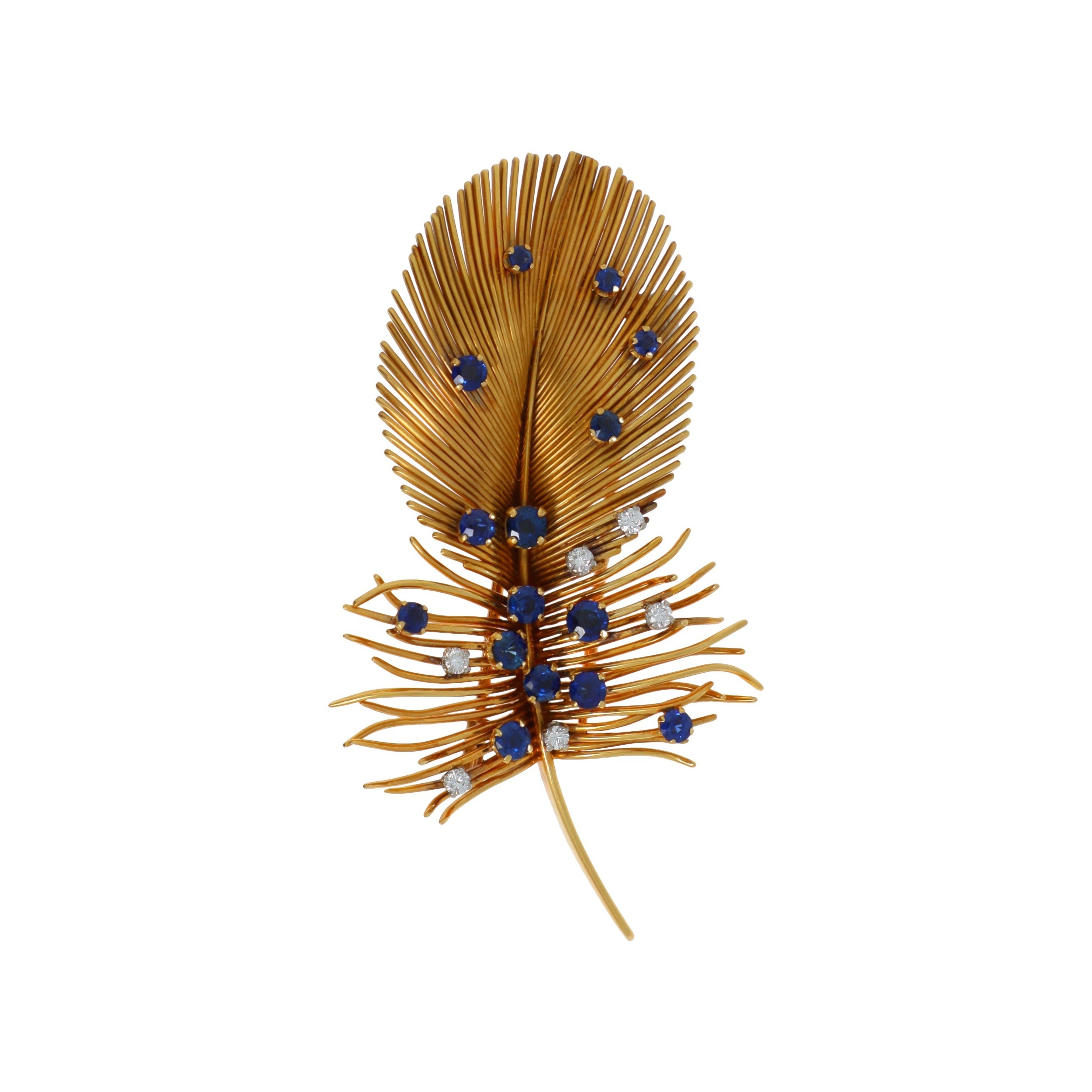 BOUCHERON, Clip de revers en or jaune et or gris 18k (750 millièmes) figurant une plume soulignée de saphirs ronds et petits diamants. Signé, numéroté. Poinçon de maître de Jean Thierry Bondt. Poids brut : 29,1 g. Haut.: 7,6 cm, adjugé 12 500 €
