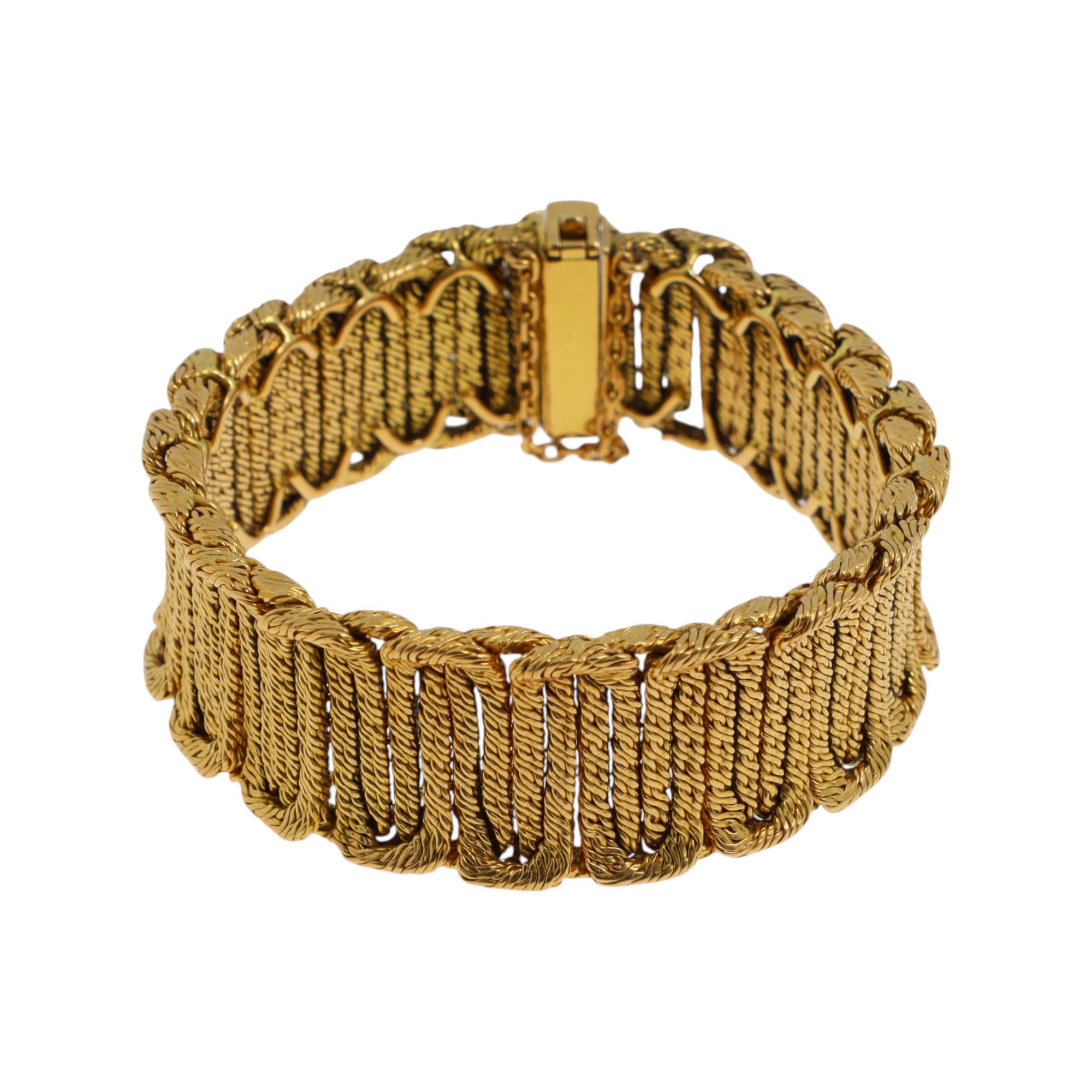 Georges LENFANT, Bracelet en or jaune 18k (750 millièmes) formé de maillons paillettes imbriqués. Poinçon de maître de Georges Lenfant. Chaînette de sureté. Poids : 103,8 g. Long.: 19,3 cm. Adjugé 19 000 €