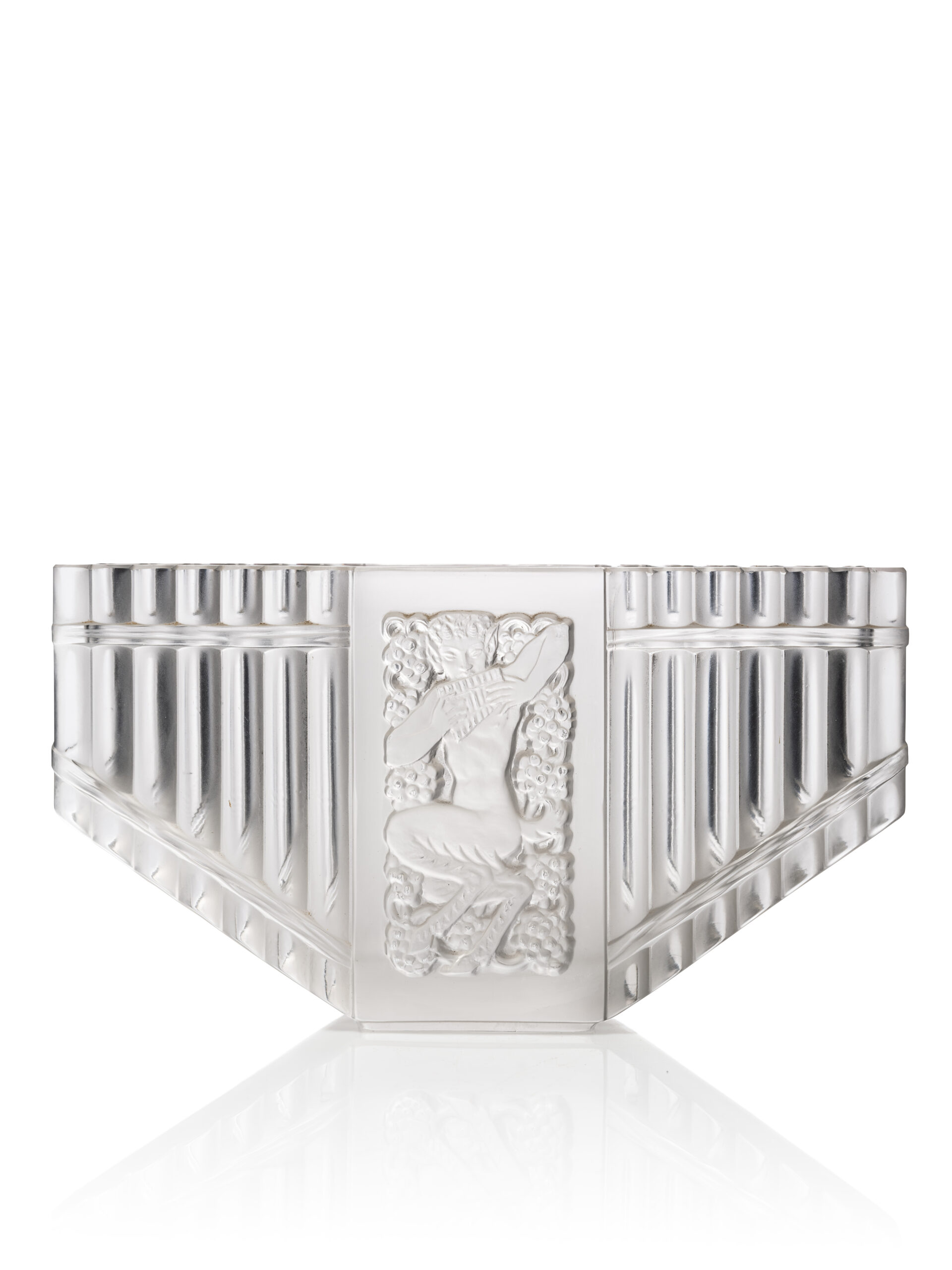 René Jules LALIQUE (1860 - 1945) - "Pan" - Description : Modèle créé le 15 juin 1937, non repris après 1947. Grand vase formant jardinière en verre blanc moulé-pressé et en partie satiné et dépoli. Signé "R. Lalique France" à l'acide sous la base. H : 17 cm ; DL : 32 cm - Adjugé 7 100 €