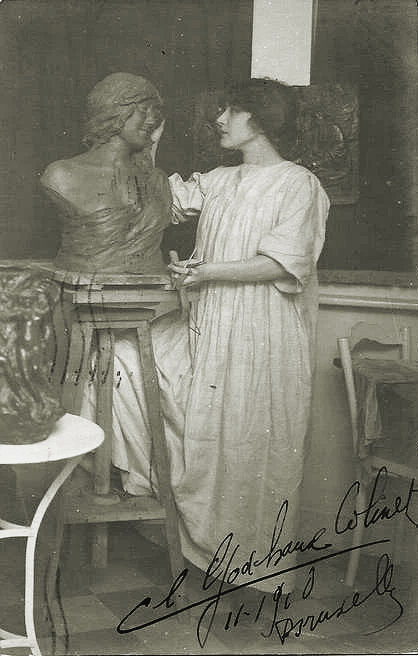 Expertise des œuvres de l'artiste "Claire Godchaux-Colinet" et présentation, Photographie de Claire Godchaux-Colinet dans son atelier à Bruxelles (1900)