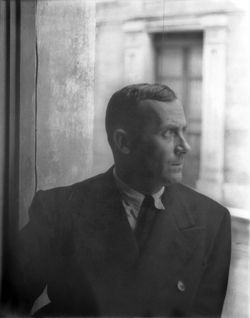 Expertise et estimation par le cabinet Robaldo. présentation de l'artiste : Joan Miró. Joan Miró, photographié par Carl van Vechten, le 13 juin 1935, à Barcelone.