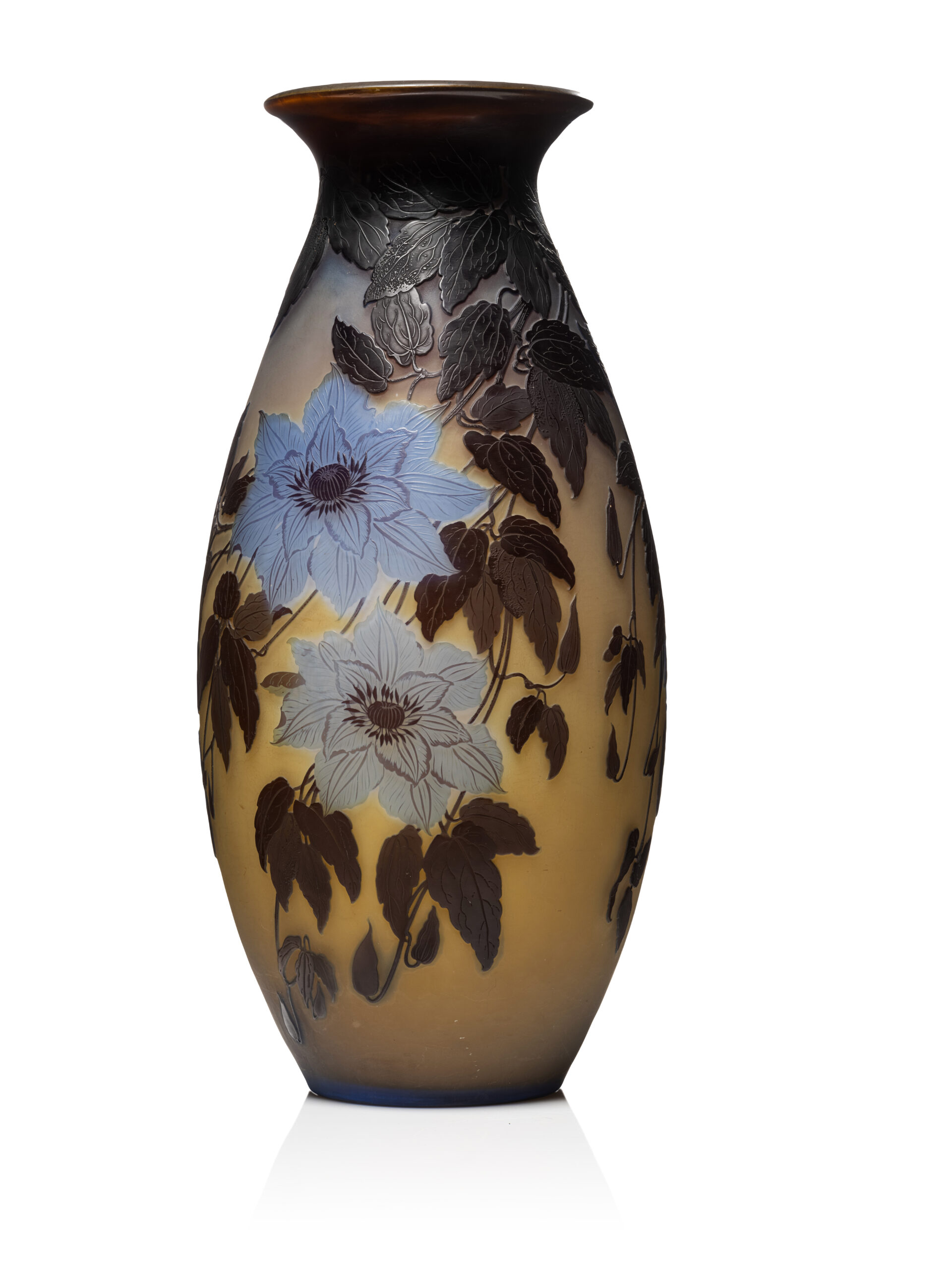 Q0262_0014 - GALLE- Nancy - "Clématite Joséphine" - Description : Important vase en verre double de forme balustre méplate à large pied circulaire débordant et court col ourlé. Décor tombant gravé en réserve de feuilles et de fleurs de couleur bleu-violet et brunes sur un fond jaune-orangé. Signé "Gallé" en réserve, dans le décor. H : 58,5 cm - Adjugé 6 500 €