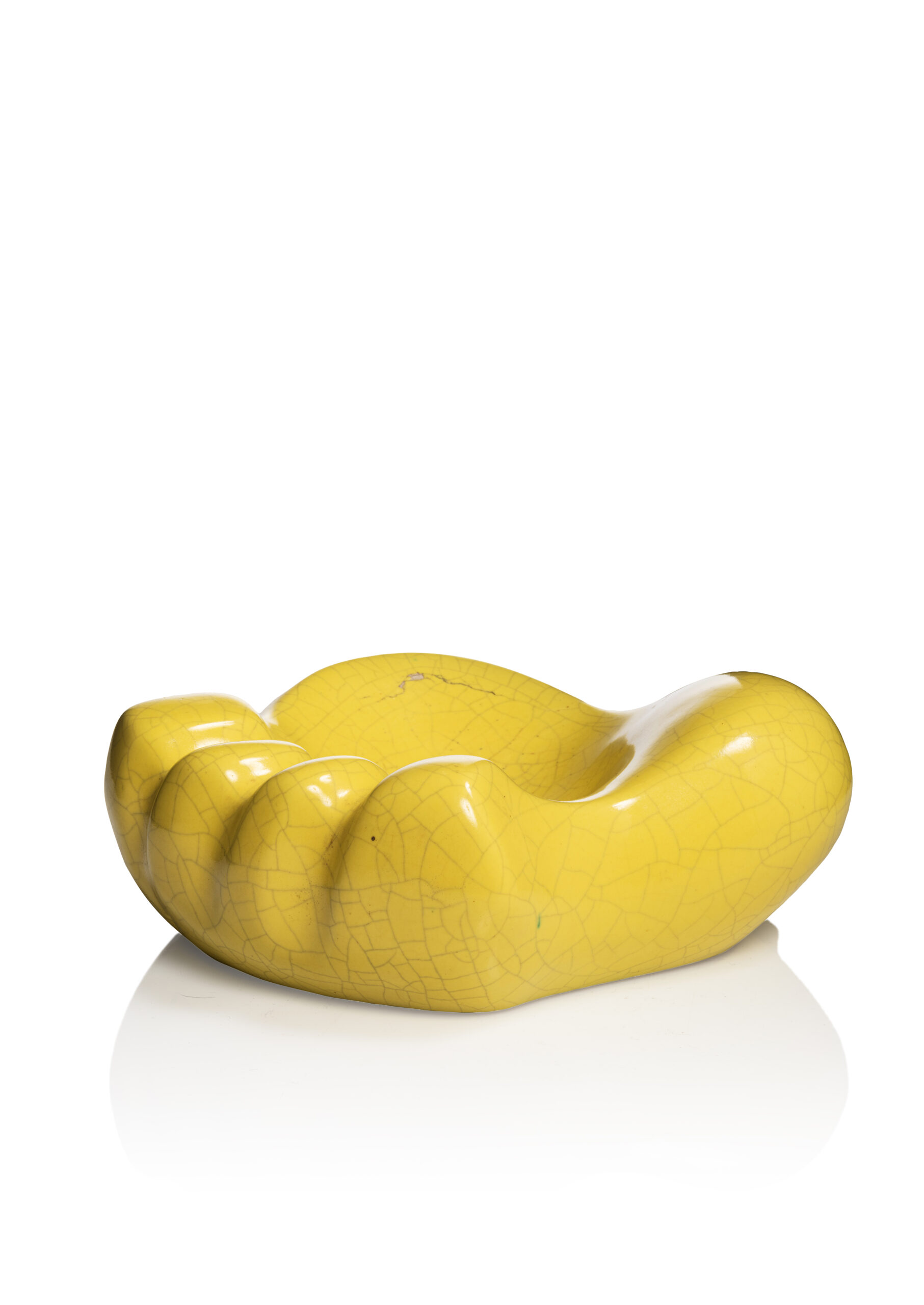 Q0311_0002 - Georges JOUVE (1910 - 1964) - Description : Vide poche en forme de patte d'ours en céramique à couverte émaillé craquelée jaune. Signé de l'alpha en creux sous la base. 7 x 18 x 18,5 cm - Adjugé 4 000 €