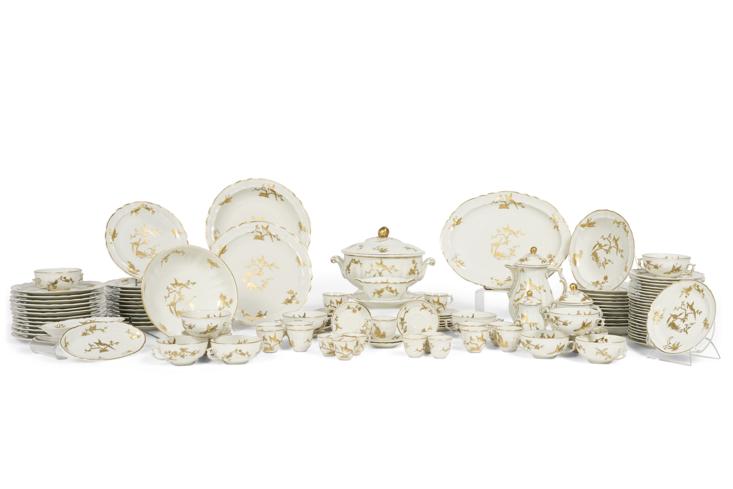 Un service Bernardaud inspiré du modèle créé pour la visite d’Elizabeth II en France adjugé 5 500 €