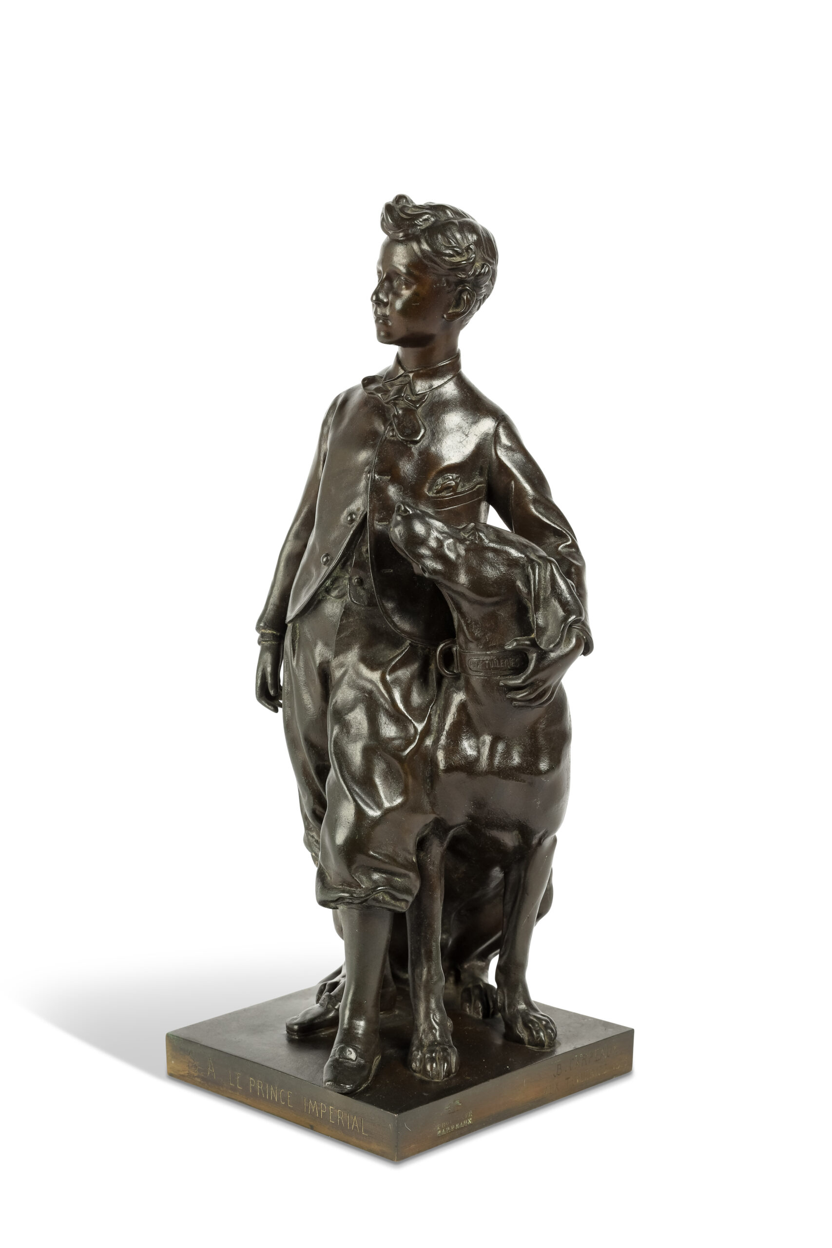 Q0660-0067 - Jean Baptiste CARPEAUX (1827-1875) - Le prince impérial et son chien Néro N°4 - Description : H : 28 – L : 11,5 – P : 12 cm Porte le cachet Propriété Carpeaux et l’aigle impérial ainsi que la signature JB. CARPEAUX / AUX TUILERIES 1865 sur le côté, titré S.A. LE PRINCE IMPERIAL sur le devant de la plinthe et AUX TUILERIES sur le collier du chien Usures à la patine Bibliographie Michel Poletti et Alain Richarme, Jean-Baptiste Carpeaux sculpteur, catalogue raisonné de l'œuvre édité, Paris, 2003, p. 67, modèle répertorié sous le n° SA 16 En 1864, l'empereur Napoléon III commande directement auprès de Jean-Baptiste Carpeaux le portrait sculpté en pied de son fils unique, le prince impérial Louis-Napoléon Bonaparte. Le sculpteur est alors l'artiste plébiscité par la famille impériale et le régime. Plusieurs portraits du prince, en buste ou en pied seront commandés à Carpeaux par l'empereur et son épouse Eugénie de Montijo. L'enfant est représenté dans sa dixième année, de face, la culotte bouffante serrée autour des genoux. Sa tête est découverte, ce qui deviendra sa représentation traditionnelle, et il pose sa main gauche sur l'échine de son animal favori assis derrière lui. L'artiste cherche à donner de l'héritier de l'Empire l'image simple et naturelle d'un enfant de la bonne société de son époque, le privant judicieusement de tout attribut ou costume officiel. L'artiste souhaite rendre compte de la nouvelle place importante que prend l'enfant dans la famille bourgeoise de la seconde moitié du XIXe siècle. Carpeaux connaît grâce à cette œuvre un immense succès et la gloire d'être nommé chevalier de la Légion d'honneur. Dans un même temps, l'effigie de l'enfant fondue en bronze ou éditée en terre cuite, exposée dans les lieux publics après l'Exposition Universelle de 1867 contribue à la revalorisation du régime impérial. La statue est saluée par la critique et notamment Zola qui y voit un " groupe heureux et naturel, une excellente statue ". Mais c'est Rimbaud qui la rend éternelle dans un poème de l'album zutique lorsqu'il désigne le prince comme " l'enfant au buste exquis ". - Adjugé 9 800 €