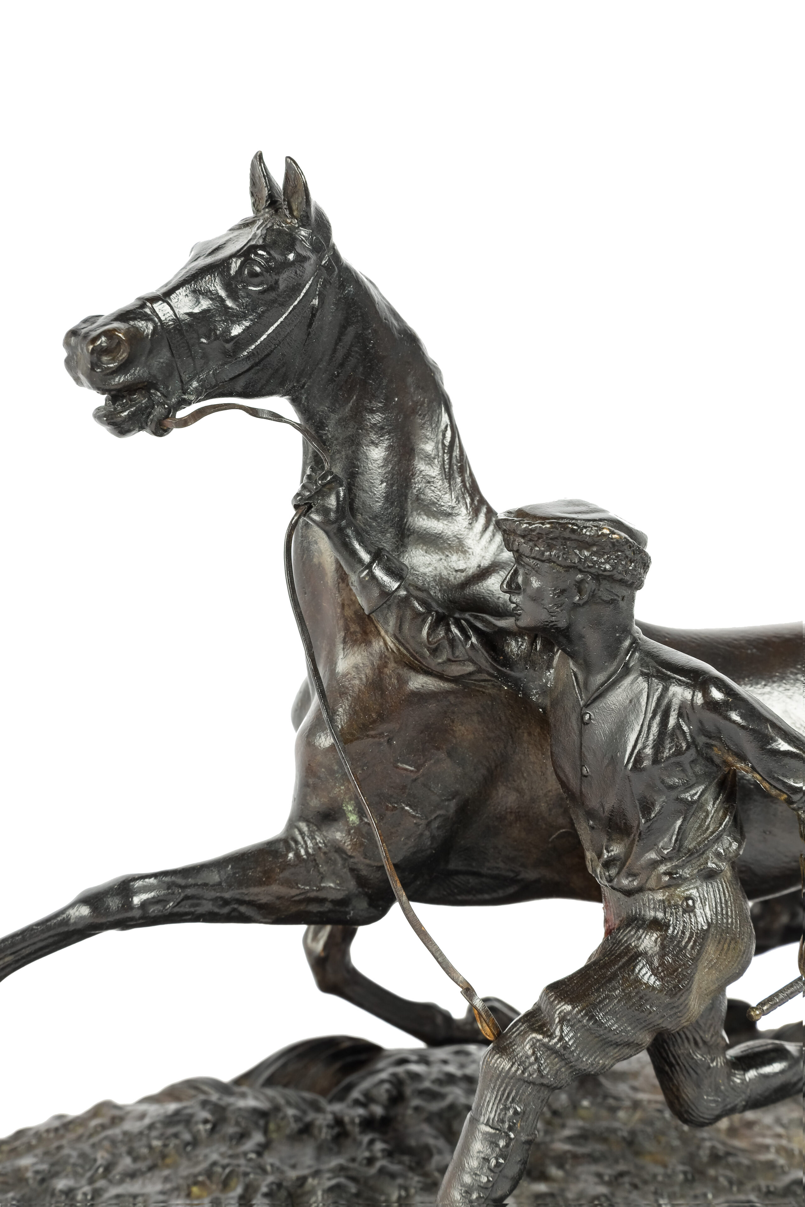 Q0660-0225 - Arthur Marie DU PASSAGE (1838-1909) - Cheval à l'entrainement avec son lad - Description : Épreuve en bronze à patine brune H : 20,5 - L : 27,5 - P : 12,5 cm Signé sur la terrasse Cte. du Passage et marque du fondeur au centre de la base, Boudet Bd des Capucines 43 Paris Bibliographie Pierre KJELLBERG, Les bronzes du XIXème siècle, dictionnaire des sculpteurs", les Editions de l'Amateur, 2005, p.560. Arthur Marie Gabriel comte du Passage (1838-1909) est un sculpteur animalier français. Il commence une carrière militaire et pratique en même temps la sculpture auprès de maîtres illustres tels Antoine-Louis Barye et Pierre-Jules Mêne. Le sculpteur travaille dans son atelier, au château de Bernaville à Frohen, et envoie régulièrement ses œuvres au Salon des Artistes Français. L'une des œuvres les plus célèbres du comte du Passage est son Cheval à l'entraînement avec son lad. - Adjugé 5 700 €