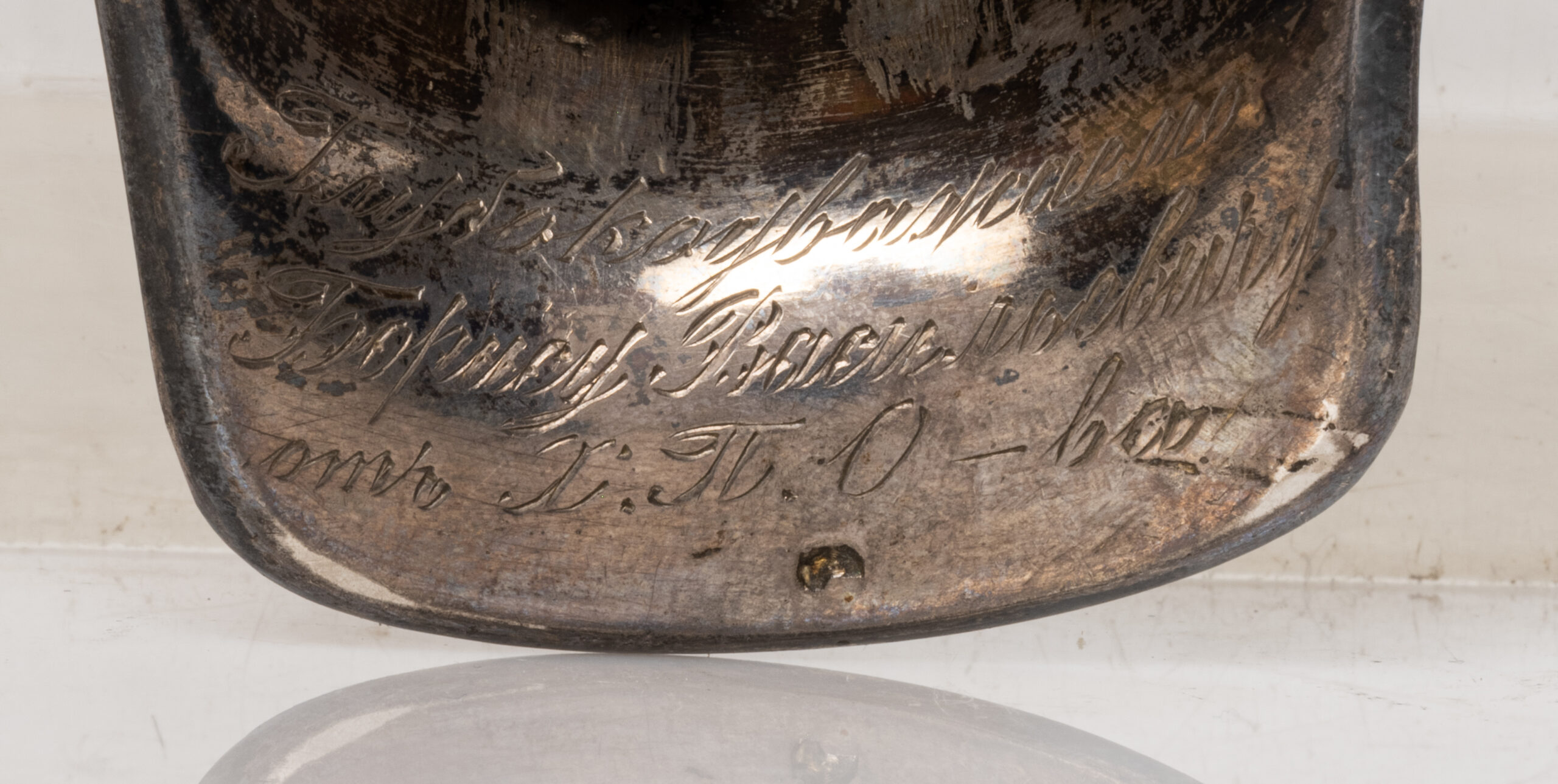 Cloche en forme de casque de la Société des pompiers en argent (875 millièmes), - Description : les éléments appliqués et la jugulaire à l’avant en or (585 millièmes), figurant les initiales “ХПО” en cyrillique, probablement pour la Société des Pompiers de Kharkov, dédicacée en cyrillique à l’intérieur “Au très respecté Boris Vassilievitch de la part de KH.P.O.” et de la date “14? VIII 1924”, le battant en bronze. Légères usures, une jugulaire manquante. Russie, circa 1924. Sans poinçon apparent. H. 7,5 x L. 5 x P. 9 cm. Poids brut : 463,4 g. - Adjugé 2 500 €