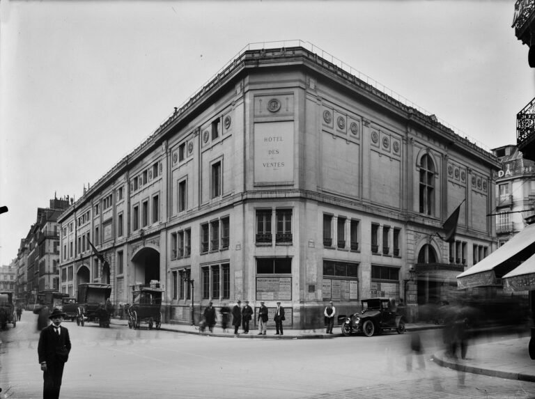 Façade de l'Hôtel des ventes de 1852, dans les années 1900.