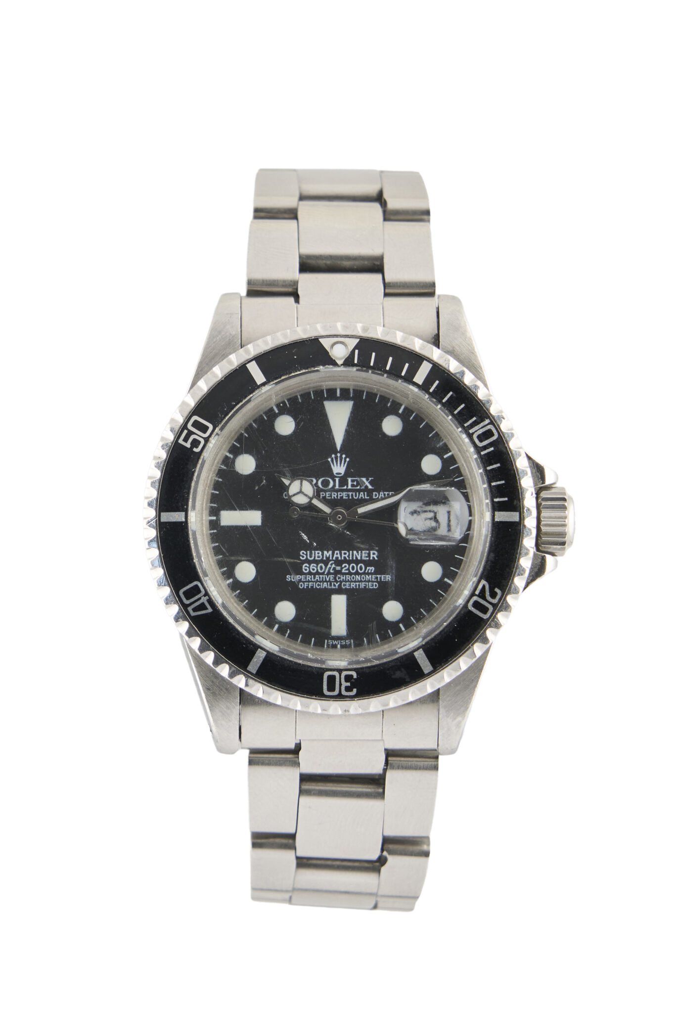 Rolex Description : Submariner Montre bracelet de forme ronde de plongée Référence 1680 Vers 1969 Boitier acier signé et numéroté 2186063 Cadran noir de service à index et aiguilles luminescentes "Luminova", guichet date à 3h Mouvement mécanique à remontage automatique signé Calibre 1570 Diamètre: 40mm environ Bracelet acier Oyster avec boucle déployante signée Rc: fonctionne, cadran et aiguilles de service, numéro de série correspond à un cadran d'origine dit Red Adjugé 4 200 €