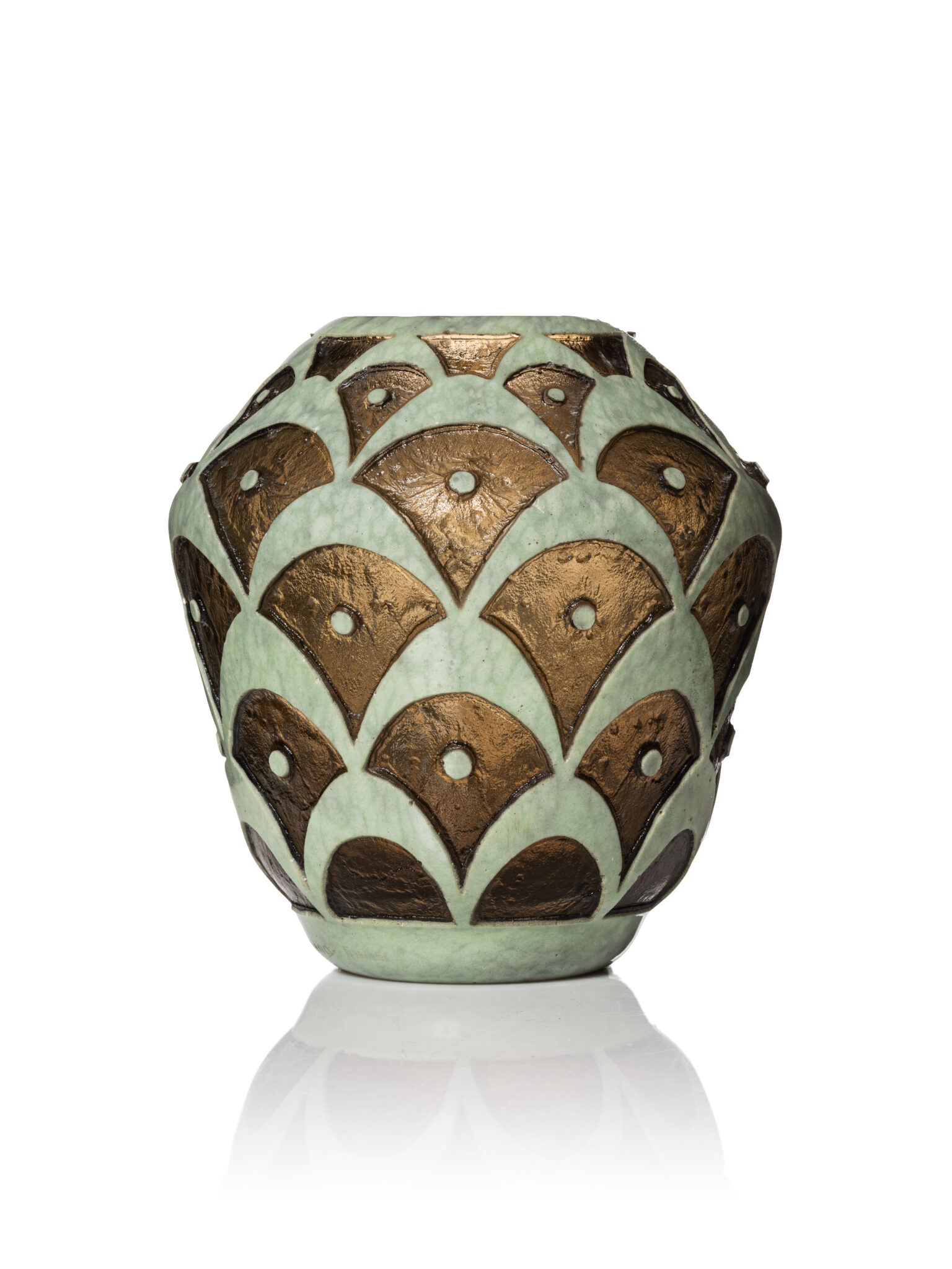 DAUM - Nancy "Ispahan" ou "Plumes de paon" Description : Circa 1923 Vase en verre double de forme ovoïde, à décor couvrant d'arceaux et de pastilles en relief de couleur blanc-bleu sur un fond profondément dégagé à l'acide, brun-ambré. Signature gravée "Daum # Nancy France" en pourtour de la base H : 19 cm ; DL : 18 cm (éclats) An "Ispahan" or "Peacock feathers" double layer glass eggshaped vase from Daum - Nancy around 1923, with a deeply etched decor of white-blue stipes and dots on a brown amber acid frosted background. Signed "Daum # Nancy France" around the base. H : 7,48 inch, D : 7,09 inch (chips) ExpoBiblio : Bibliographie : - Tiny Esveld : "Daum Art Deco Glass- a private collection", éditions Galerie Tiny Esveld, 2015, modèles reproduit pages 46-47 et en couverture de l'ouvrage. - Adjugé 3 600 €