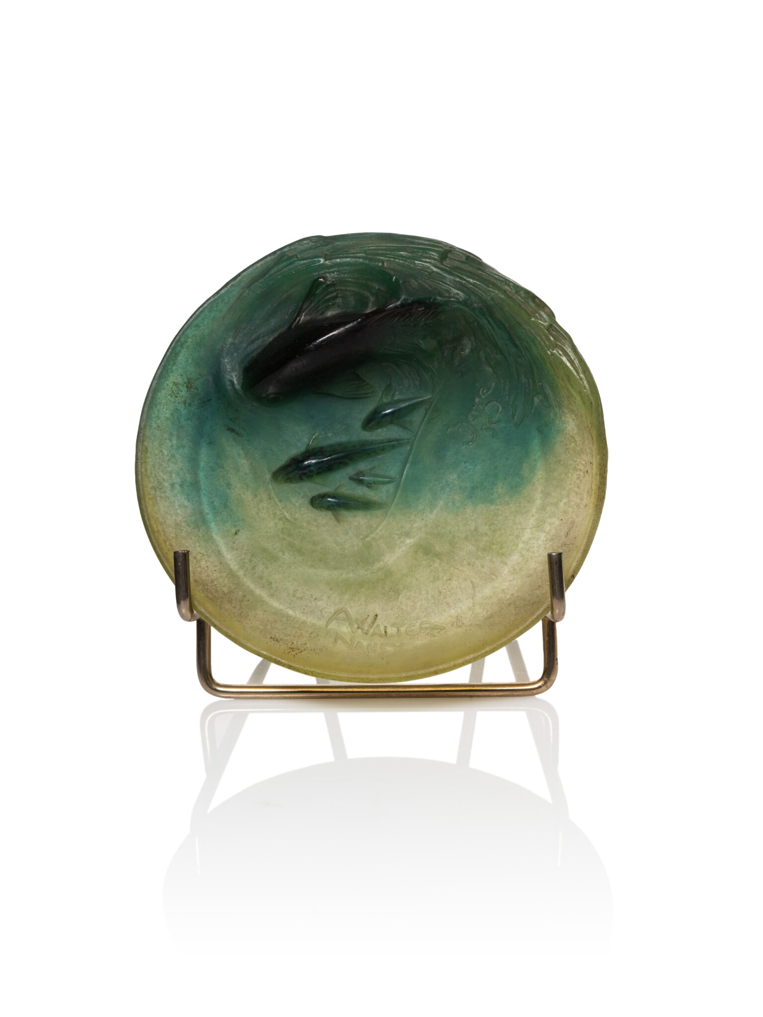 Amalric WALTER (1870-1959) & Henri Bergé (1870-1937) Description : Coupe vide poche en pate de verre teintée vert nuancé à décor en léger relief de cinq poissons nageant. Signé "A Walter Nancy" et "Bergé sc". 4 x 15 x 14 cm - Adjugé 1 700 €