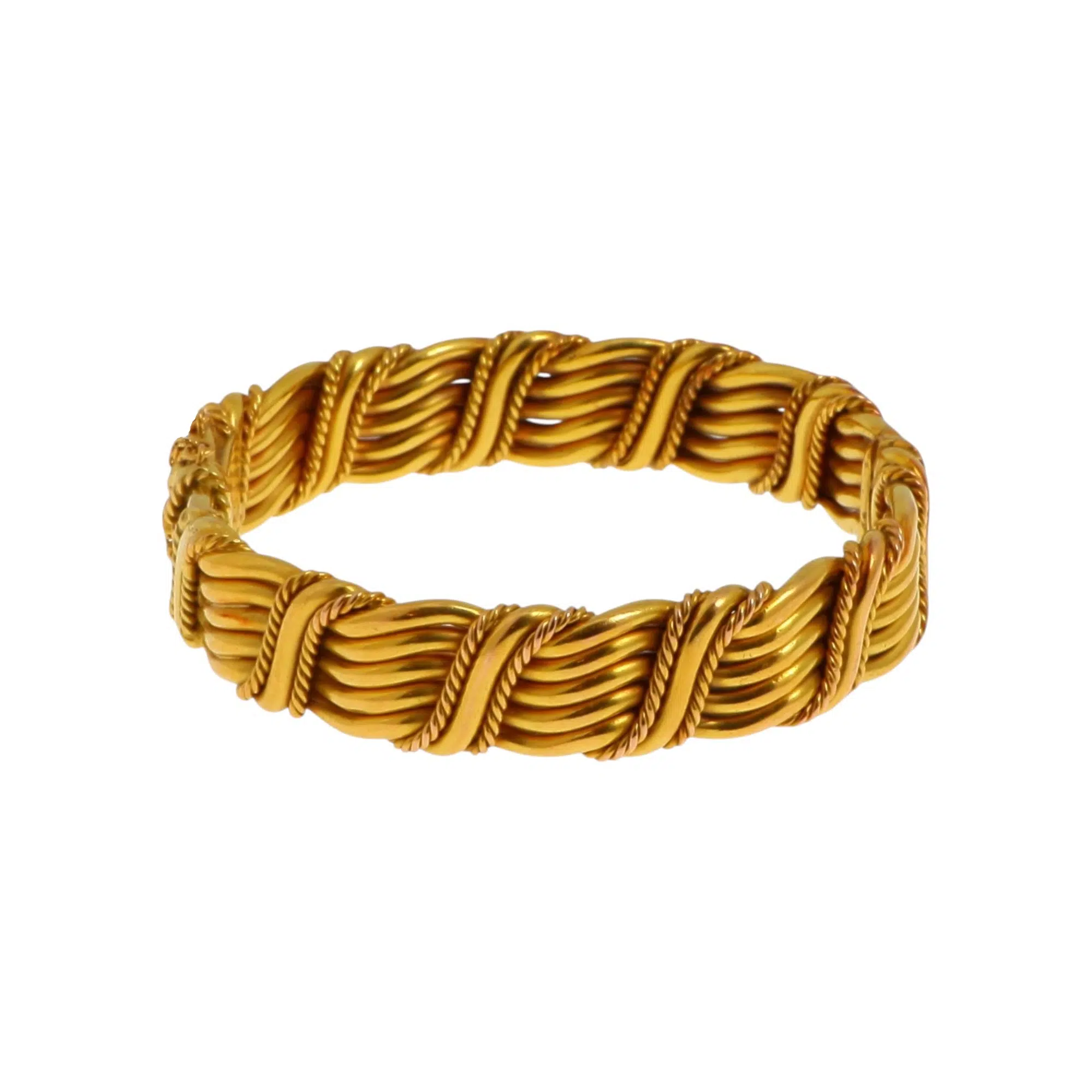 Bracelet jonc or - Description : Bracelet jonc en or jaune 18k (750 millièmes) ouvrant et articulé aux lignes ondulantes et torsadées. Poids : 54,1 g. Tour de poignet : 18 cm Bangle bracelet with a clasp and hinged links featuring undulating and twisted lines, yellow gold. Weight: 54.1 g. Wrist circ.: 18 cm - Adjugé 3 500 €