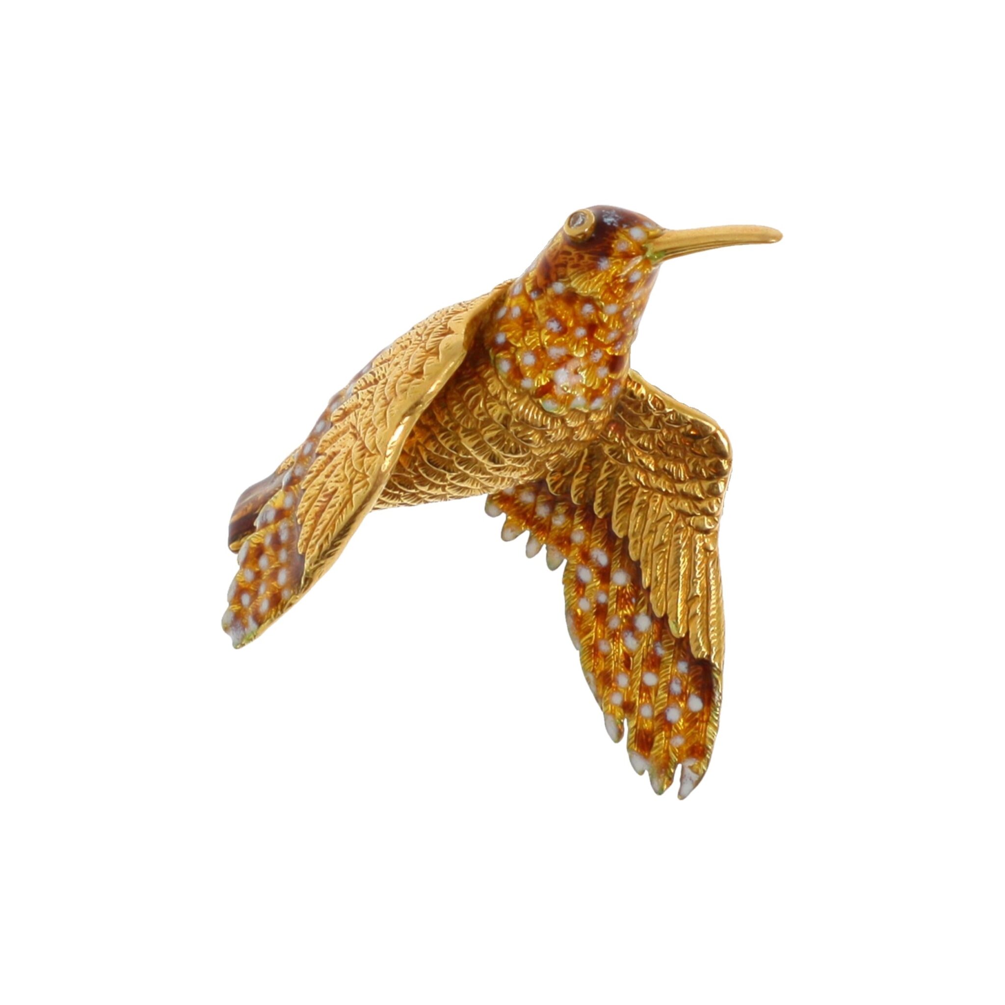 MELLERIO Description : Broche en or jaune 18k (750 millièmes) figurant un colibri, son corps et ses ailes délicatement soulignés d'émail. Signée, numérotée. Poids brut : 12,4. Dim.: 3,2 x 4 cm env. Brooch featuring a hummingbird, highlighted with enamel, yellow gold. Signed and numbered. Gross weight: 12.4 g. Dim.: approx. 3.2 x 4 cm