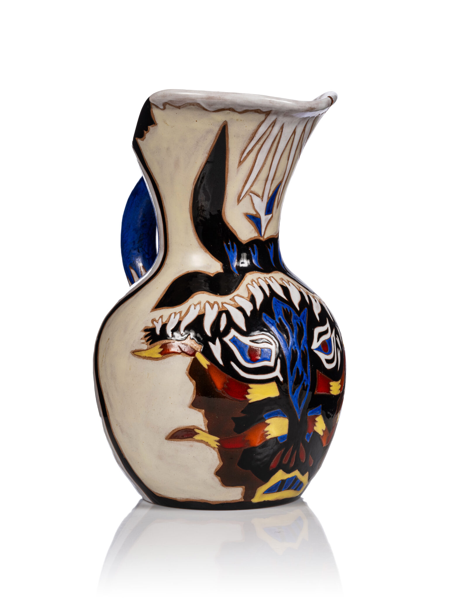Jean LURCAT (Bruyères 1892 - Saint Paul de Vence 1966) Description : Pichet en céramique émaillée blanche et bleue à large col et décor émaillé polychrome d'un masque stylisé. Signé "Dessin J. Lurcat", situé "Sant Vicens", monogramme B.K et numéroté 12/50 H : 38 cm - Adjugé 1 900 €