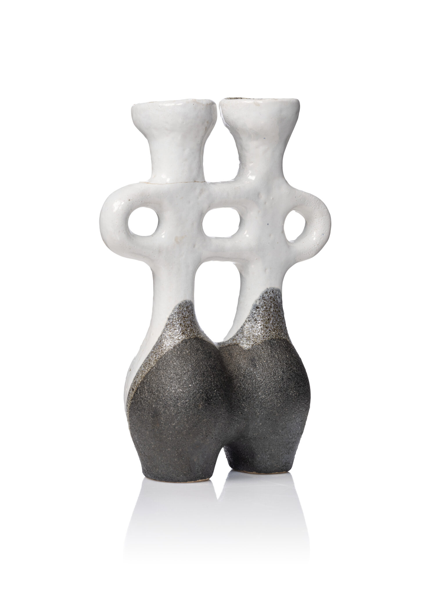Gilbert VALENTIN (1928 - 2001) & Les Archanges Description : Vase anthropomorphe à double corps et double col en céramique émaillée blanche nuancée noire et grise grumeleuse. Signé sous la base "Les archanges Vallauris France". H : 24 cm - Adjugé 2 000 €