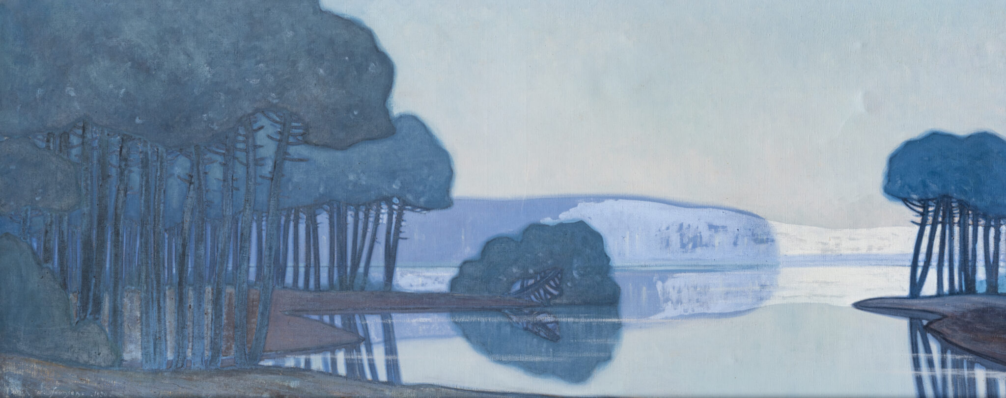 Jean Roger SOURGEN - Pins au bord du lac - Description : Huile sur toile d'origine 75 x 180 cm Signé et daté Sourgen 1930 en bas à gauche « Lorsqu’en 1889 il compose le poème symphonique Mort et Transfiguration, Richard Strauss n’a que vingt-cinq ans. Pourtant, cette œuvre de jeunesse, créée l’année suivante, est portée par une ambition métaphysique remarquable. Elle dépeint les rêves, les souvenirs et les souffrances d’un jeune artiste, son combat désespéré contre la mort, puis sa transfiguration finale dans un au-delà rédempteur. Le contexte historique de l’œuvre mérite une attention particulière : ce n’est pas un hasard si Mort et Transfiguration voit le jour à l’aube de la dernière décennie du XIXᵉ siècle, période qui marque également l’essor du mouvement symboliste. S’y cristallise de manière emblématique un monde déchiré entre deux époques, une humanité tourmentée en quête de spiritualité. Un siècle s’achève, un autre doit naître, et les métamorphoses qui traversent ces temps de crise font écho au passage de la vie à la mort, puis à une autre forme d’existence, inconnue. Entre la fin des années 1880 et l’éclatement de la Première Guerre mondiale, l’Europe occidentale connaît une phase de création artistique sans précédent, mais aussi de profondes inquiétudes. La révolution industrielle a bouleversé les fondements de la société, et la génération née autour de 1860 se trouve confrontée à un vide spirituel que les promesses matérialistes de la modernité ne parviennent pas à combler. Les avancées scientifiques et le recul du religieux n’apportent guère de réconfort à la jeunesse ; au contraire, ils exacerbent son sentiment de solitude face aux grandes questions existentielles. Sur les plans littéraire, pictural ou musical, le symbolisme cherche avant tout à exprimer une autre vision du monde, tournée vers le mystère, l’inconnu et une exploration intérieure d’ordre spirituel. […] Qu’il s’agisse de sainteté antique ou chrétienne, la peinture symboliste, tant par ses sujets que par le statut qu’elle confère à l’art lui-même, se rattache à l’héritage mythologique, tout en l’adaptant à une sensibilité nouvelle. […] » Jean-David Jumeau-Lafond in Herausgegeben von, Peter Forster et Sabine Panchaud, Radikal schön, Jugendstil und Symbolismus, Die Sammlung Ferdinand Wolfgang Neess, Wiesbaden, Deutscher Kunstverlag, 2019, pages 24-26 (traduction Millon Auction Group). ConstatEtat : COULEURS PAR RAPPORT AU CATALOGUE Relativement exactes ÉTAT DE SURFACE Huile sur toile d’origine Non vernis Légère griffure au centre de la composition Petit enfoncement en bas vers la droite dans l’eau Légère déformation de la toile bas à gauche dans les troncs d’arbres Tableau un peu sale (quelques très infimes taches) ÉTAT AUX UVA Rien à signaler - Adjugé 18 000 €