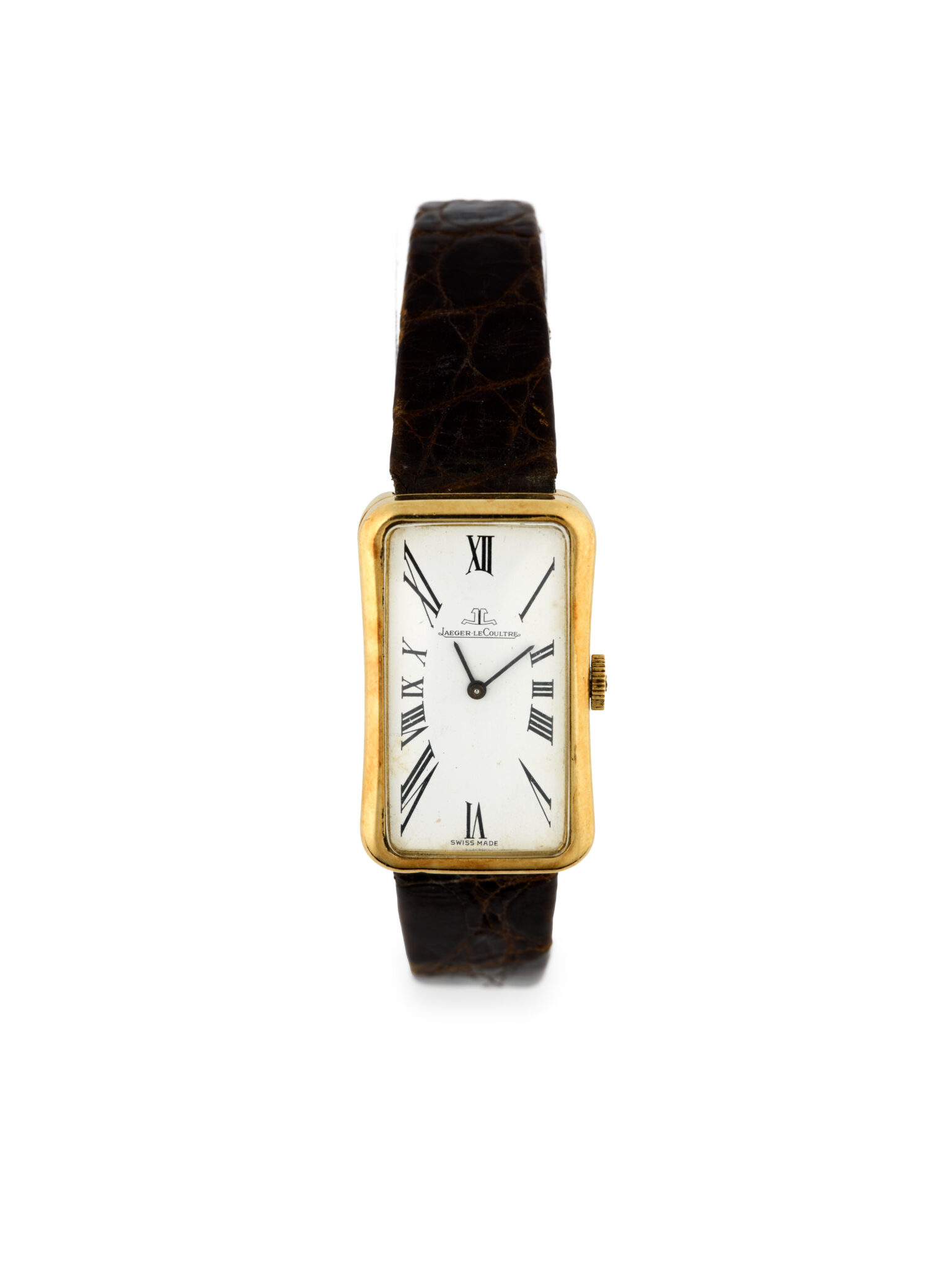Jaeger-LeCoultre Description : Montre bracelet de forme rectangulaire Vers 1970 Boitier en or jaune 18 carats 750 millièmes signé et numéroté 1129814 Cadran blanc à chiffres romains, aiguilles noires Mouvement mécanique à remontage manuel signé Dimensions: 20x31mm environ Bracelet cuir avec boucle ardillon en métal doré non signée Poids brut: 20.7g - Adjugé 1 500 €