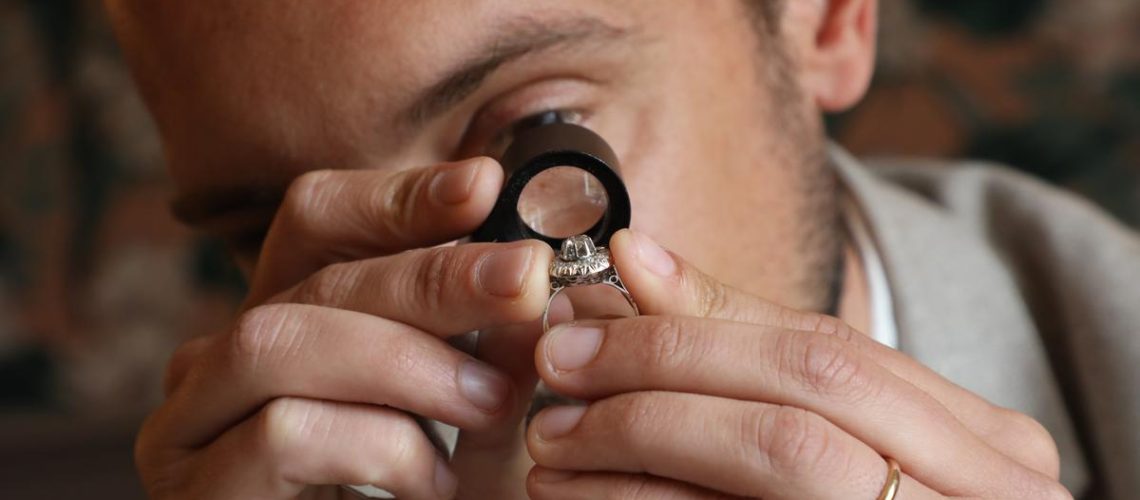 Expertise générale d'objets, spécialisée dans le bijou
