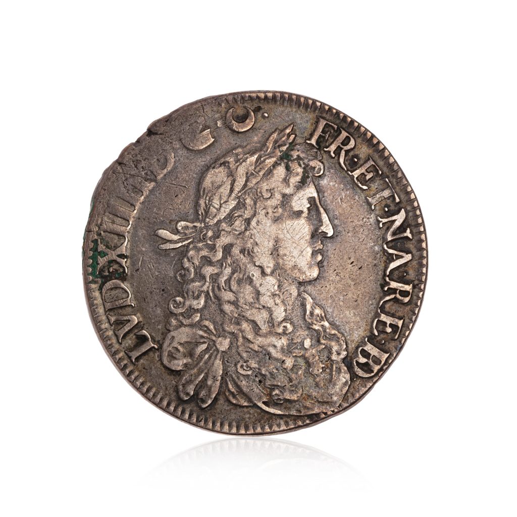 LOUIS XIII et LOUIS XIV. Collection d'environ 209 monnaies de cuivre et d'argent pour Louis XIV (dont 16 écus et 27 demi-écus) et Louis XIII. Ensemble important avec quelques monnaies rares conservées dans une mallette Abafi.