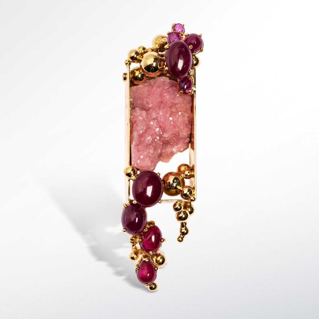 expertise bijoux artiste "Jean Vendome" oeuvre "Pendentif en or jaune, cristal brut de rhodochrosite et rubis, pièce unique" adjugé 10 000 €