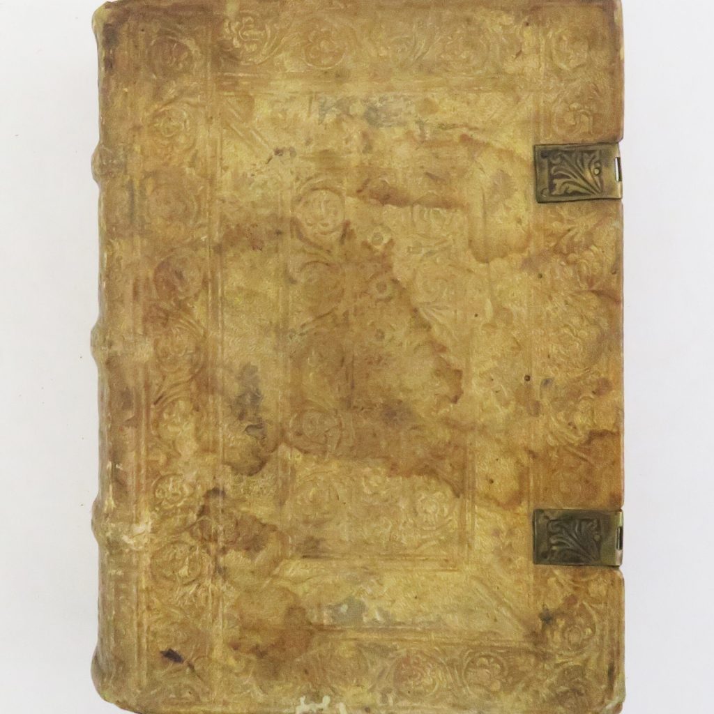 édition post-incunable du Canon d'Avicenne, le plus important texte médical jamais composé qui a codifié de façon définitive la médecine gréco-arabe et qui domina les écoles médicales en Europe et en Orient pendant cinq siècles. Plusieurs éditions parurent au 15e siècle ; elles sont toutes devenues d'une rareté insigne.