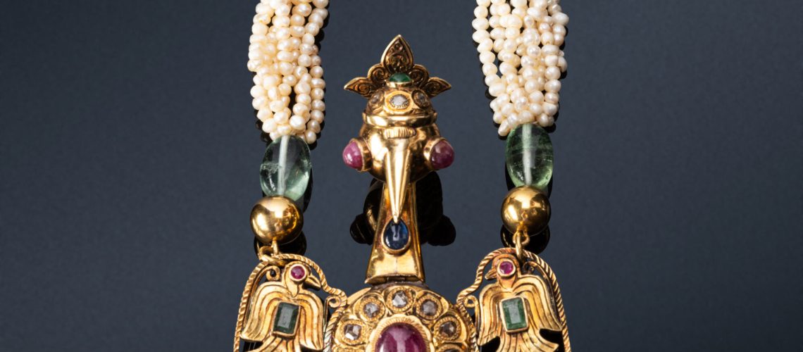 Estimation "Arts d'Orient" ce médaillon pectoral "Serdouk" proposer a la vente par notre cabinet d'expertise adjugé 15 000 €