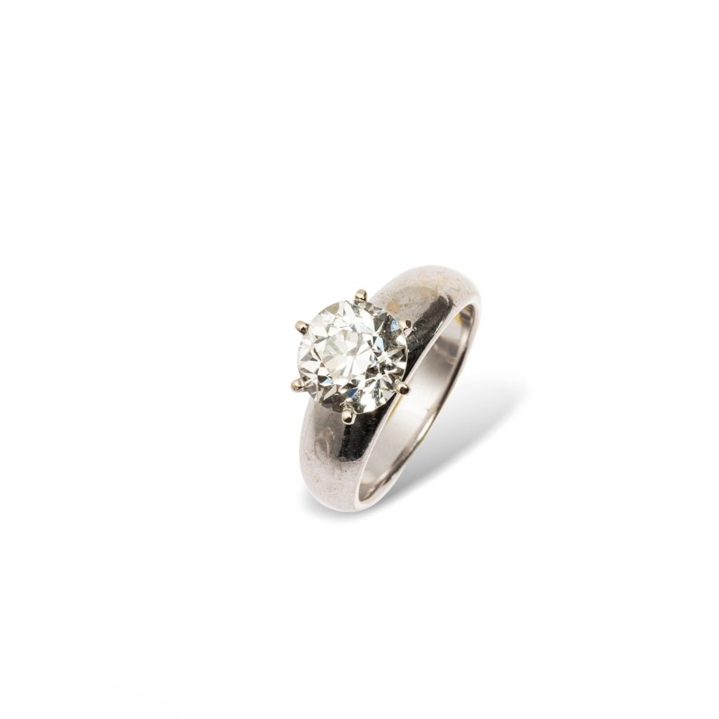L2264-0003 - Bague diamant solitaire Bague en or gris 18k (750 millièmes) sertie sur griffes d'un diamant arrondi taille brillant de 3,02 carats. Dim. diamant : 8.69 - 9.03 x 6.20 mm Poids brut : 8,5 g. Doigt 55