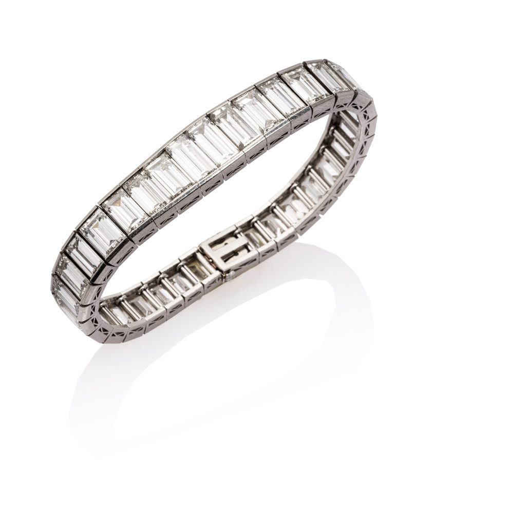 Estimation du bijou, "Bracelet ruban diamants" estimée et proposée par notre cabinet, adjugée 63 000 €