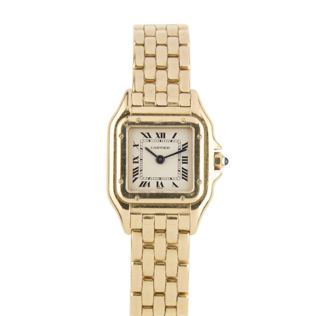 Estimation modèle «Panthère» signée Cartier, montre dame en or jaune 18k. Cadran crème avec chiffres romains. Aiguilles en acier bleui. Remontoir serti d’un saphir en cabochon. Verre saphir. Mouvement à quartz. Adjugé 6 300 €
