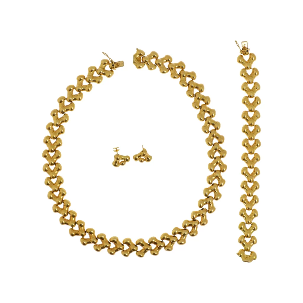 Estimation de ce bijou, parure en or jaune 18K (750°/°°) composée d'un bracelet, et d'un collier à maillons ajourés et articulés, les fermoirs à lame cliquet avec un huit de sûreté; et d'une paire de boucles d'oreilles, figurant le même motif.