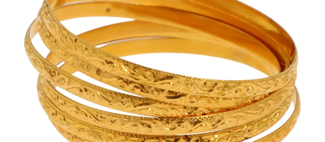 P2785_0002, Lot de six bracelets joncs en or jaune 18K (750°/°°) à motifs de volutes en frise. Travail marocain. Poids net: 129 gr. D: 75 mm Petits chocs. Expertise et estimation par Fabien Robaldo