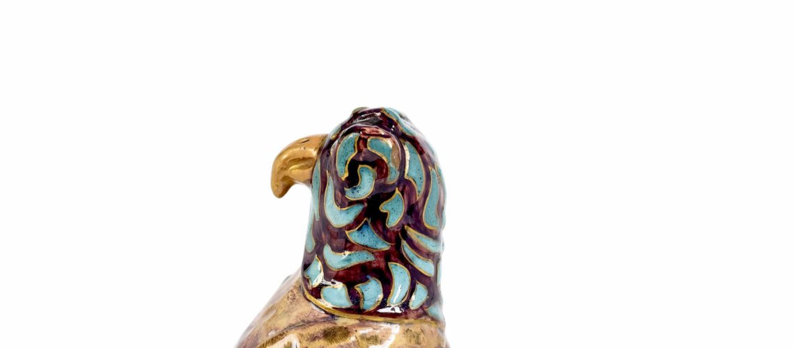 P3256-0001, Emile GALLE (1846 - 1904), Description : Sculpture zoomorphe en céramique émaillée polychrome et rehaut d'or. Monogramme "EG" et titré "En haut les coeurs". Marque sous la base "Gallé Nancy modèle déposé". H : 24 cm (accidents, manque d'émail et fêles)