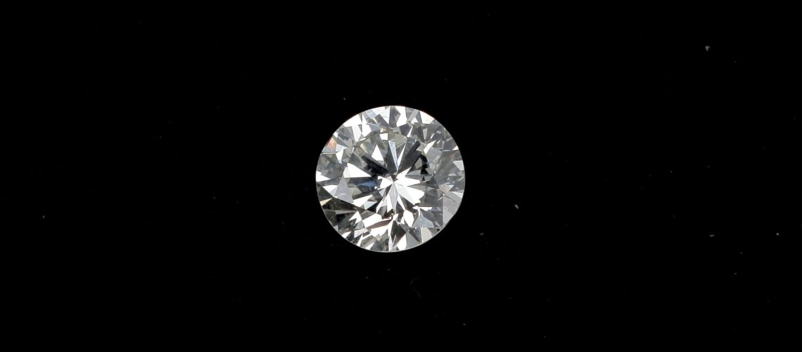 Estimation bijoux - Bague en platine (950 millièmes) sertie d'un diamant rond taille brillant de 8,96 carats. Dim.: 13.30 - 13.50 x 8.18 mm Rapport d'analyse LFG septembre 2025, précisant couleur M, pureté VS1, aucune fluorescence. Poids brut : 6,7 g. Doigt 49 Diamant présenté desserti. adjugé 55 000 €