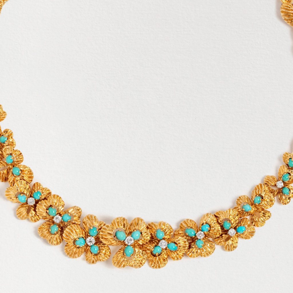 Collier en or jaune aux trèfles sertis de cabochons de turquoises et de brillants.
Adjugé : 15 500 €
Vente MILLON - Haute Joaillerie
