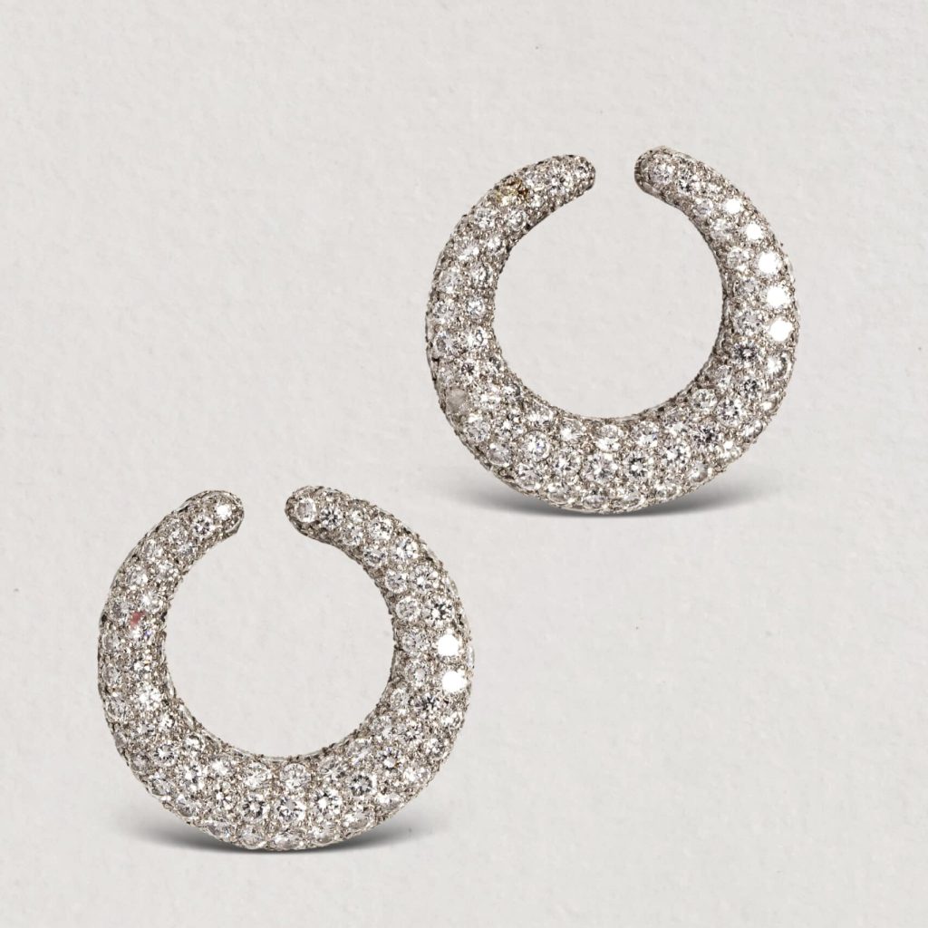 Paire de boucles d'oreilles CARTIER en or gris et platine pavées de brillants.
Signées.
Adjugé : 11 000 €
Vente MILLON - Haute Joaillerie

Vente MILLON - Haute Joaillerie