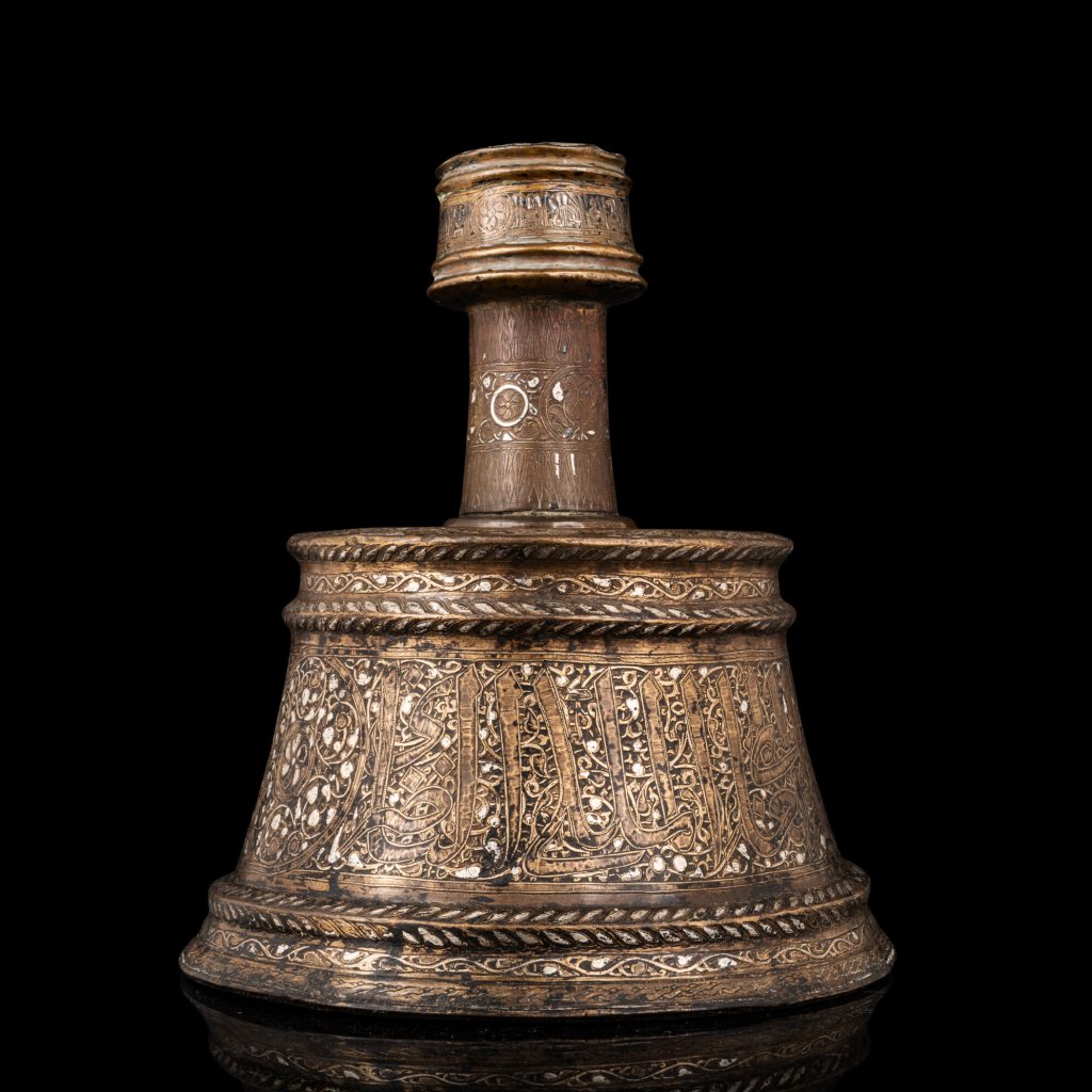 Estimation "Arts d'Orient" ce chandelier mamelouk en laiton proposer a la vente par notre cabinet d'expertise adjugé 180 000 €